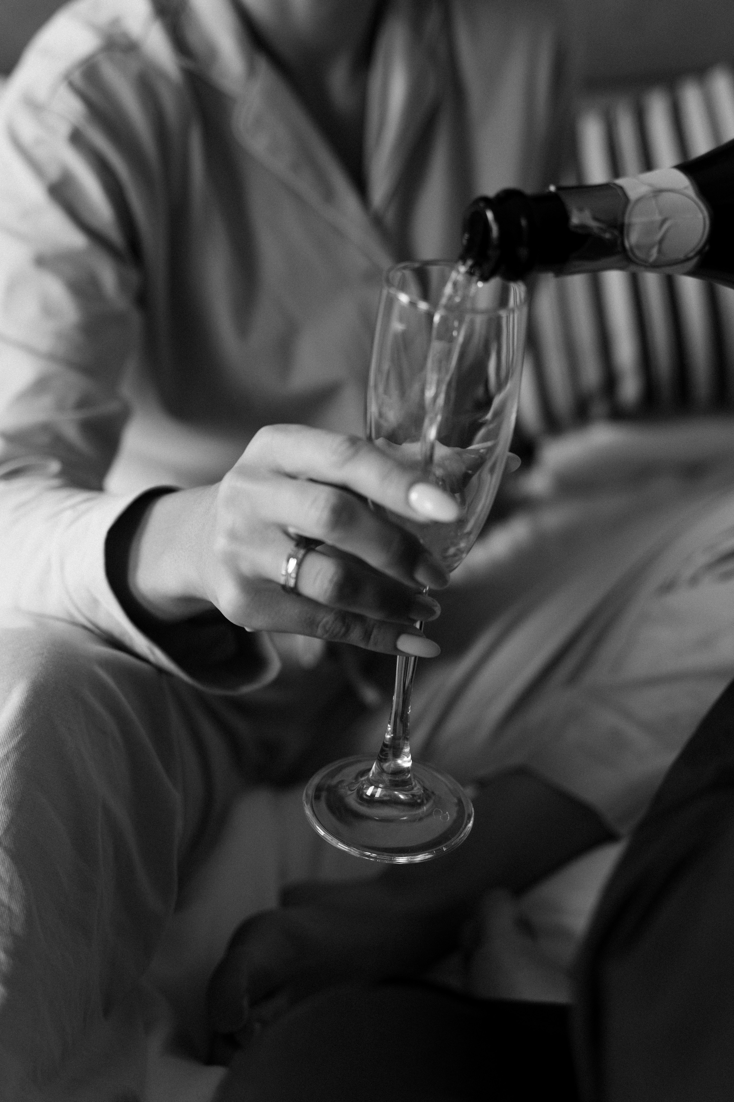 Невеста с бокалом шампанского, утро в отеле.