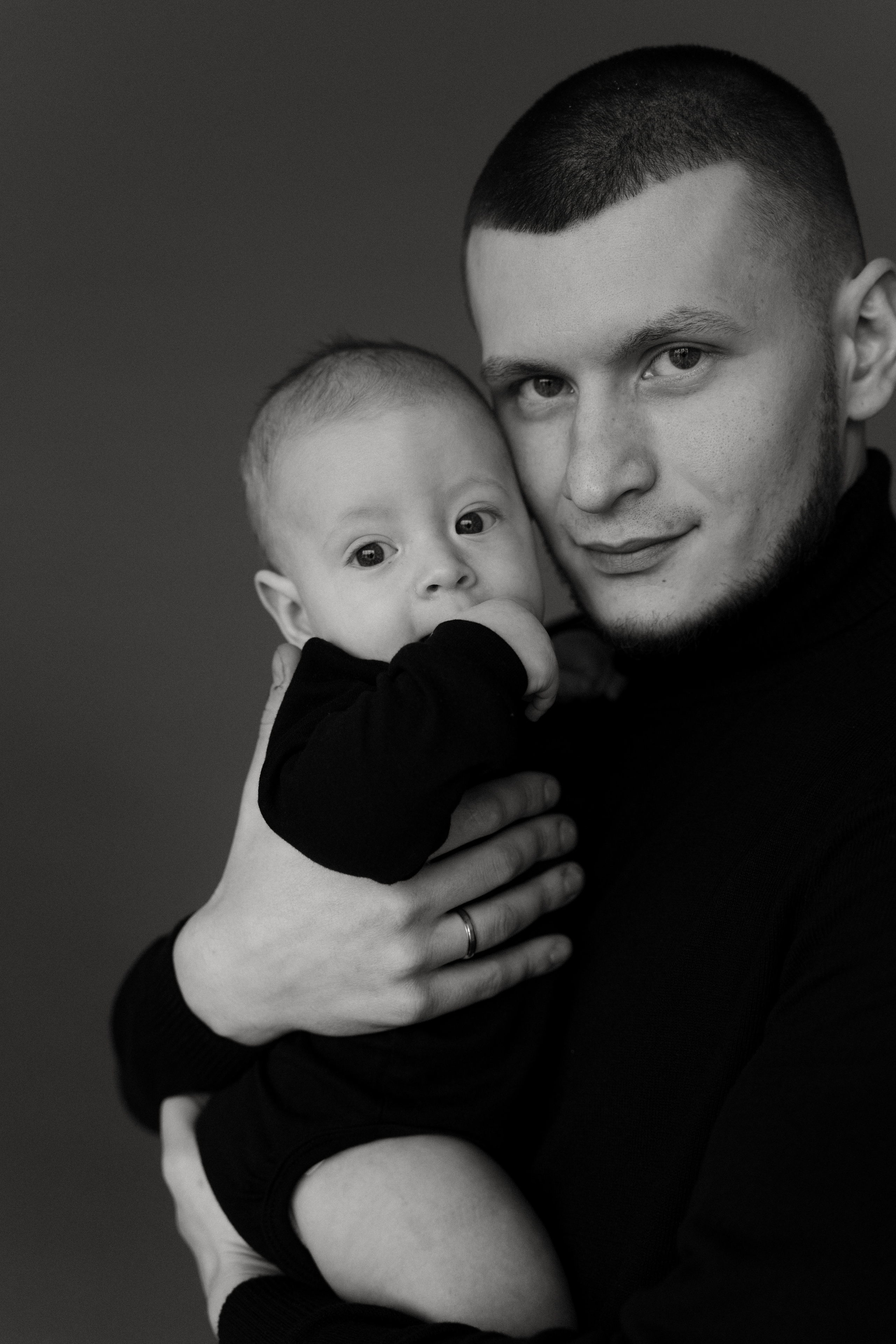 Портрет отца с маленьким сыном в черном-белом цвете