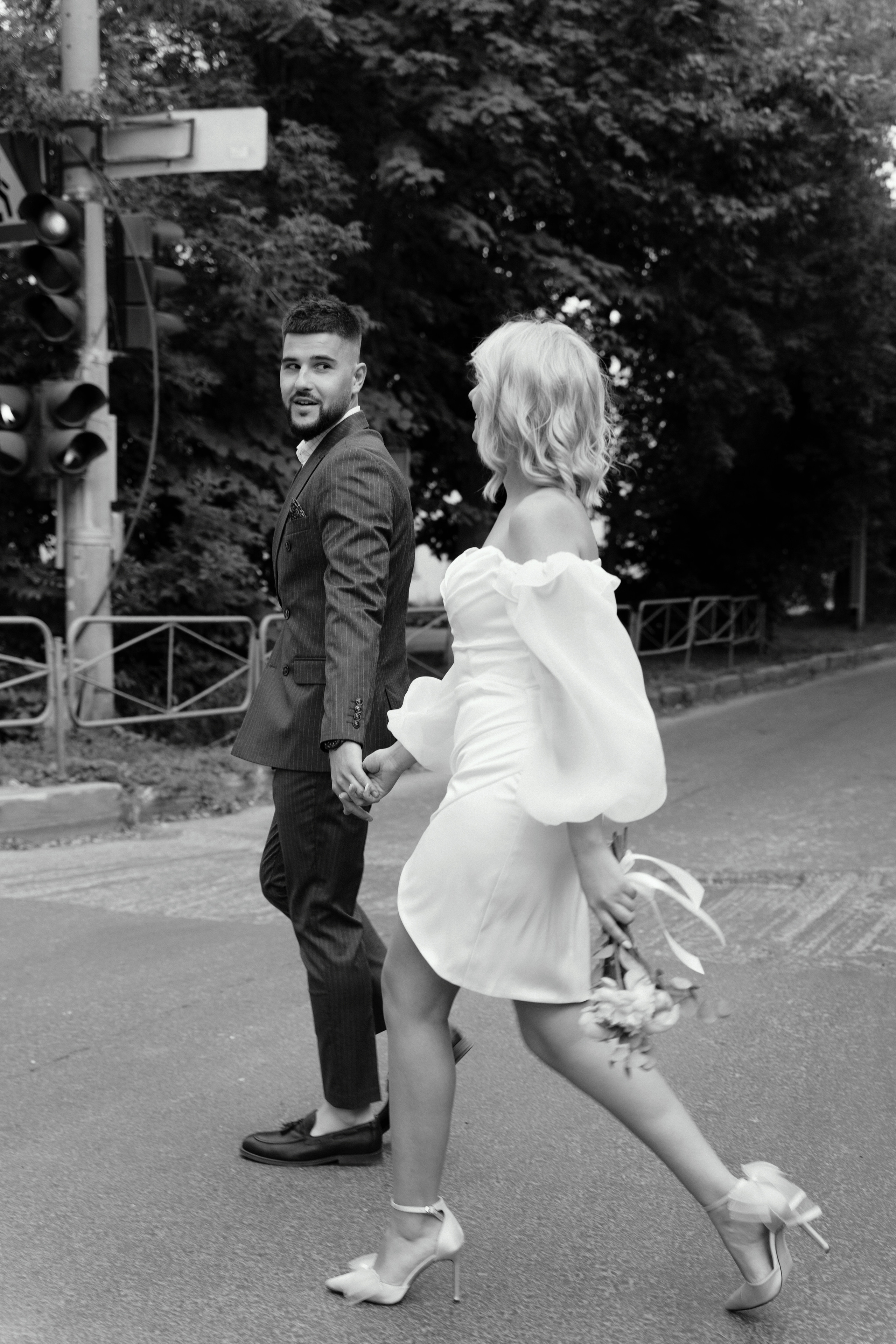 Жених и невеста на пешеходном переходе фото в движении в городе