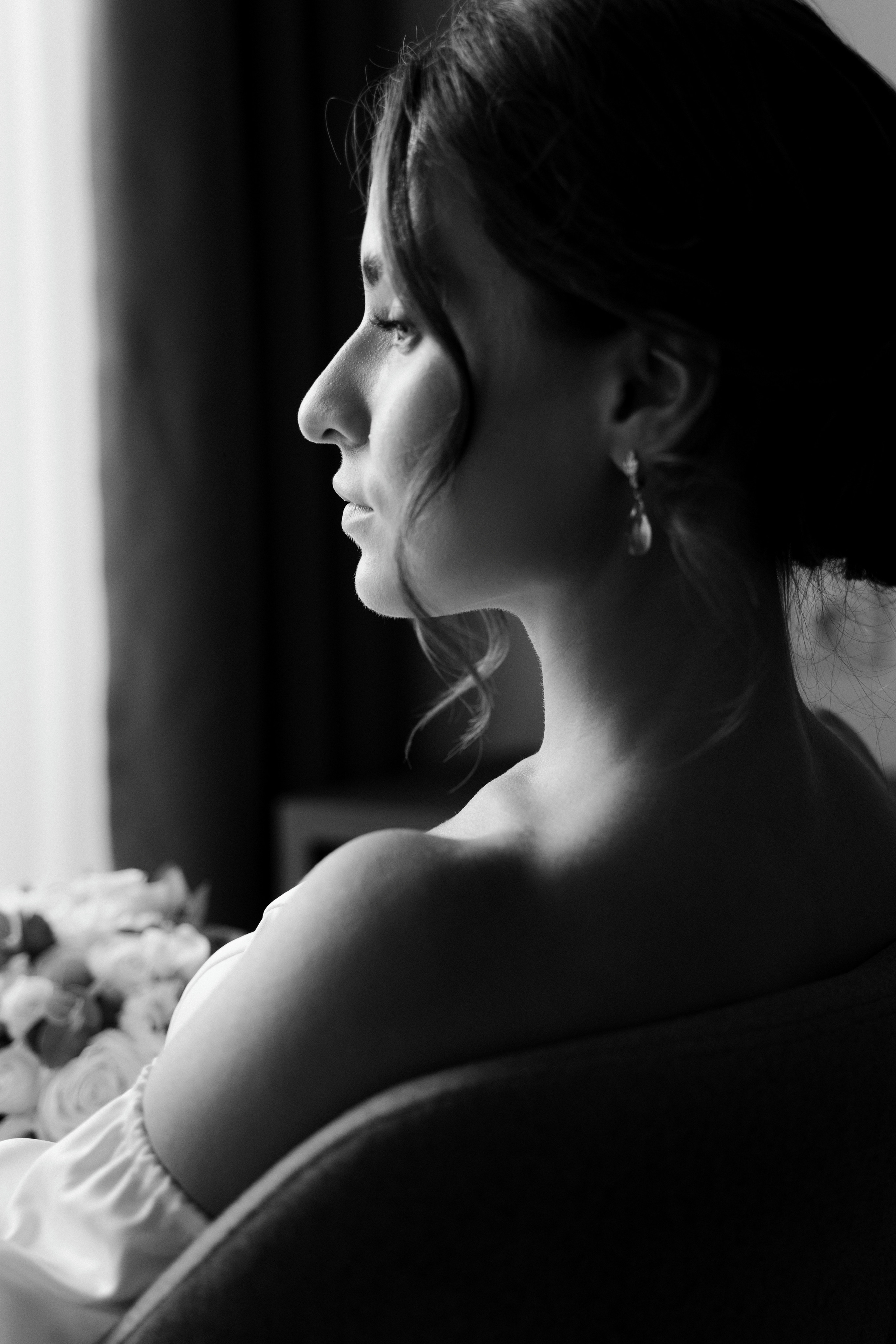 Невеста со спины, контрастная фотография в черно-белом цвете.