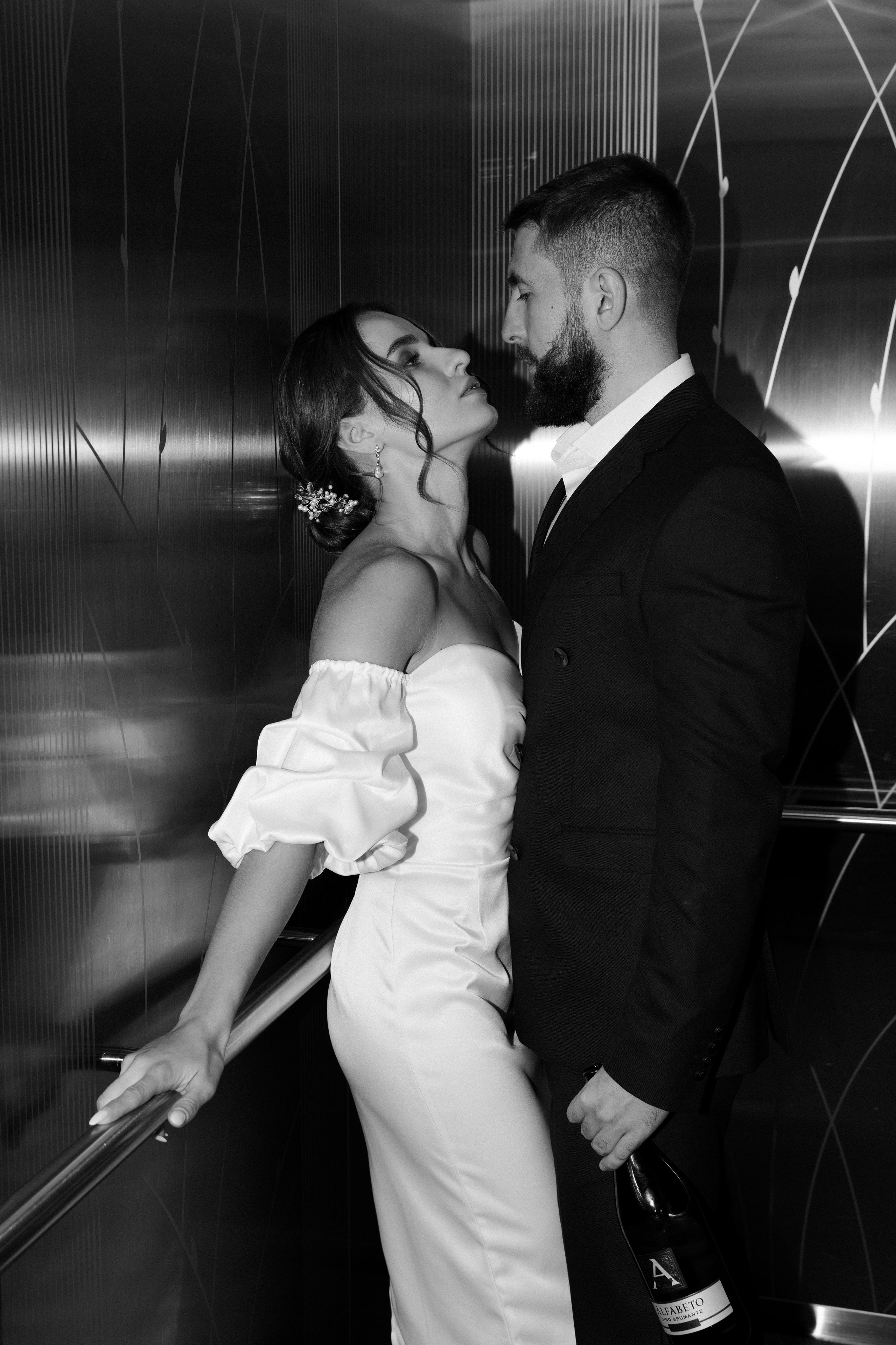 Пара жених и невеста в лифте отеля обнимаются