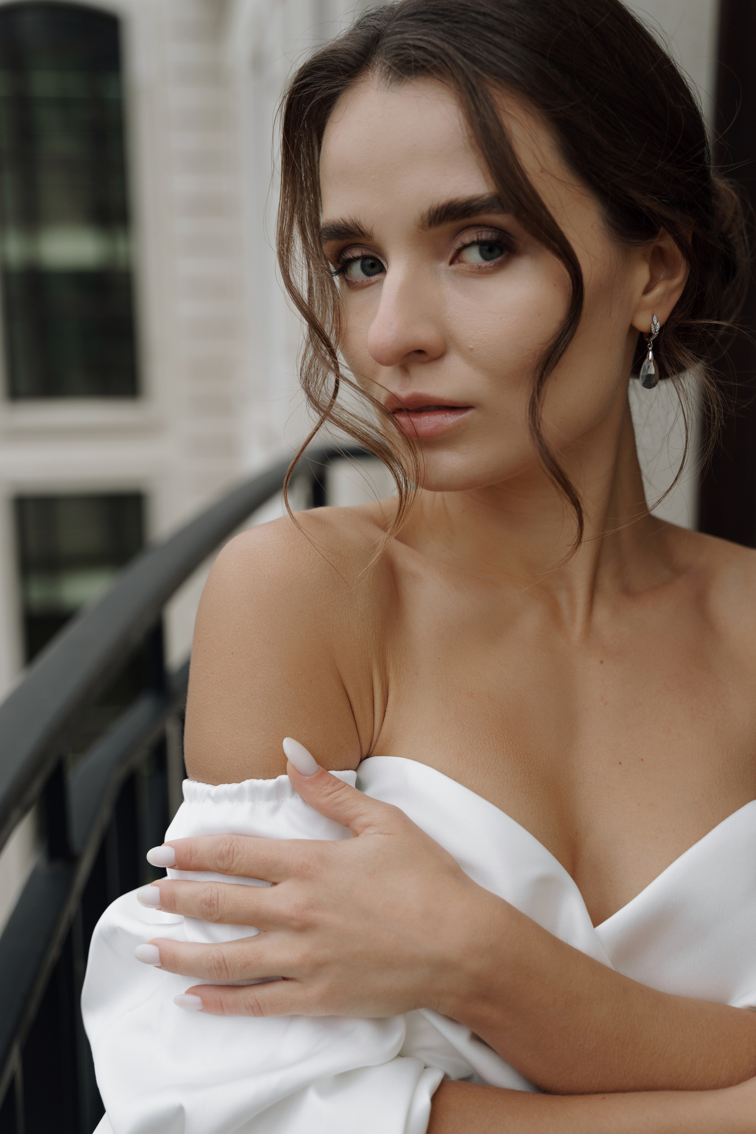 Невеста на улице стоит на балконе отеля