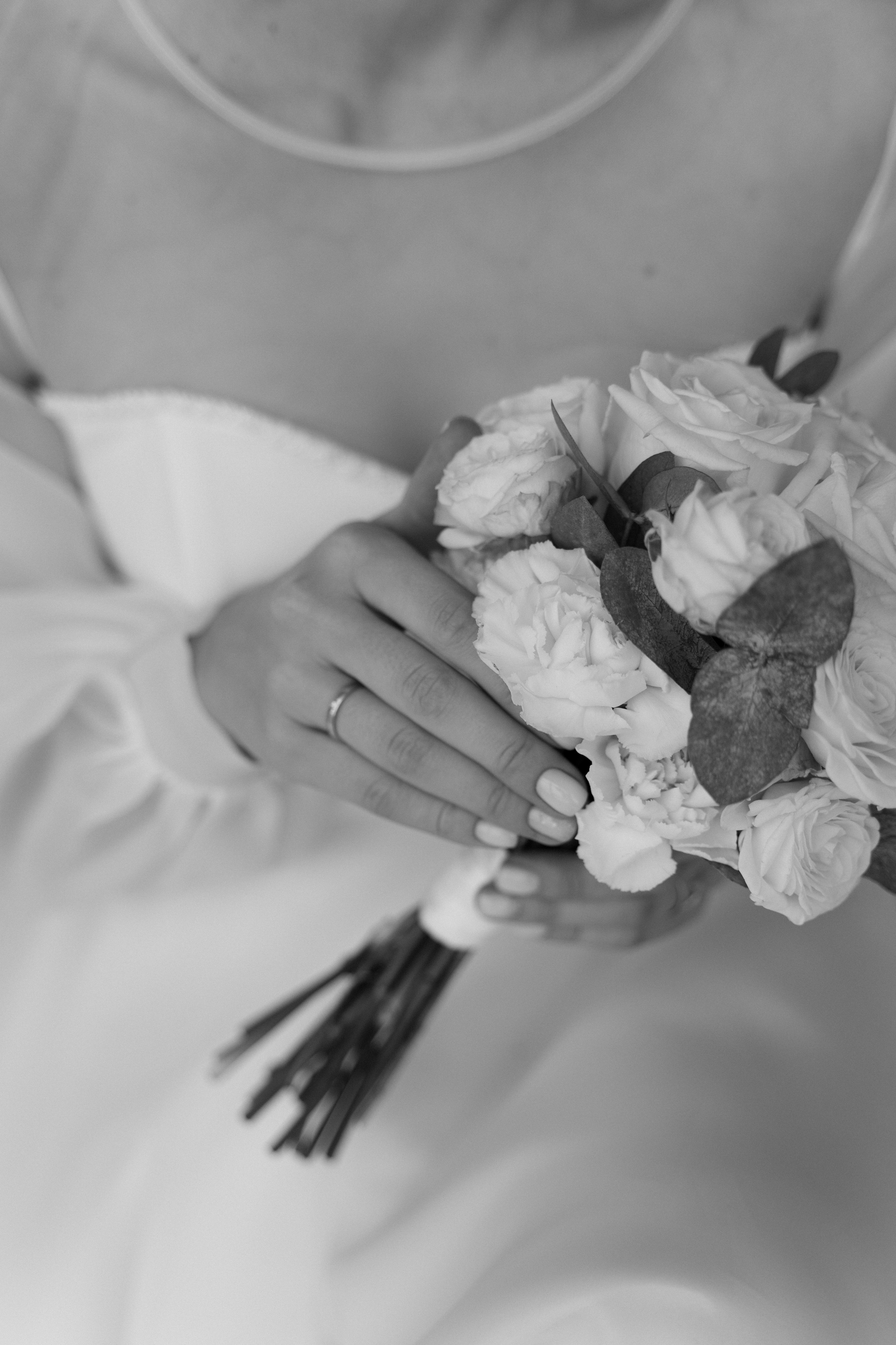 Букет невесты в руках