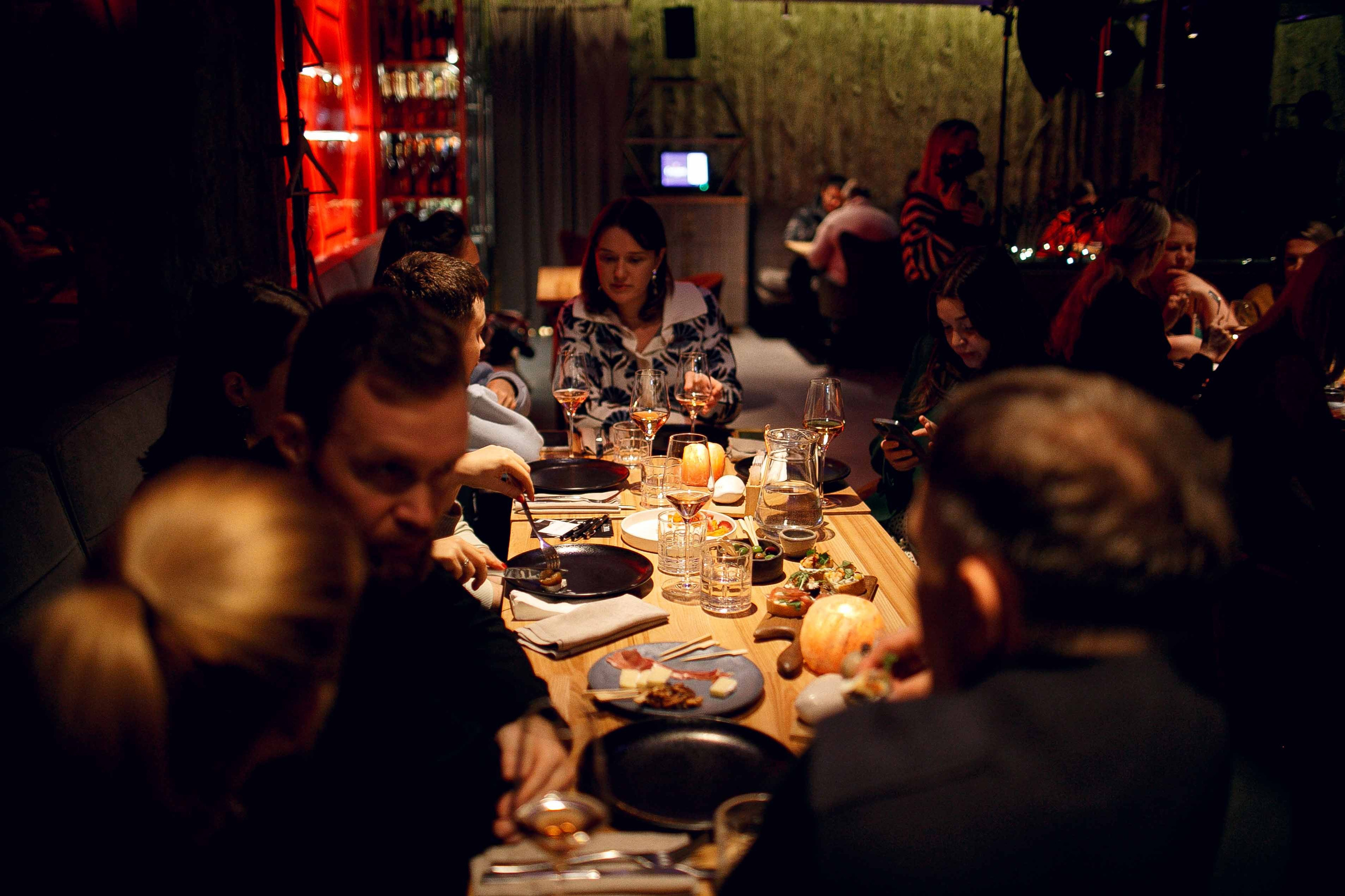 Винный вечер в «Сказке». Ваш репортажный фотограф Артемий Антонов