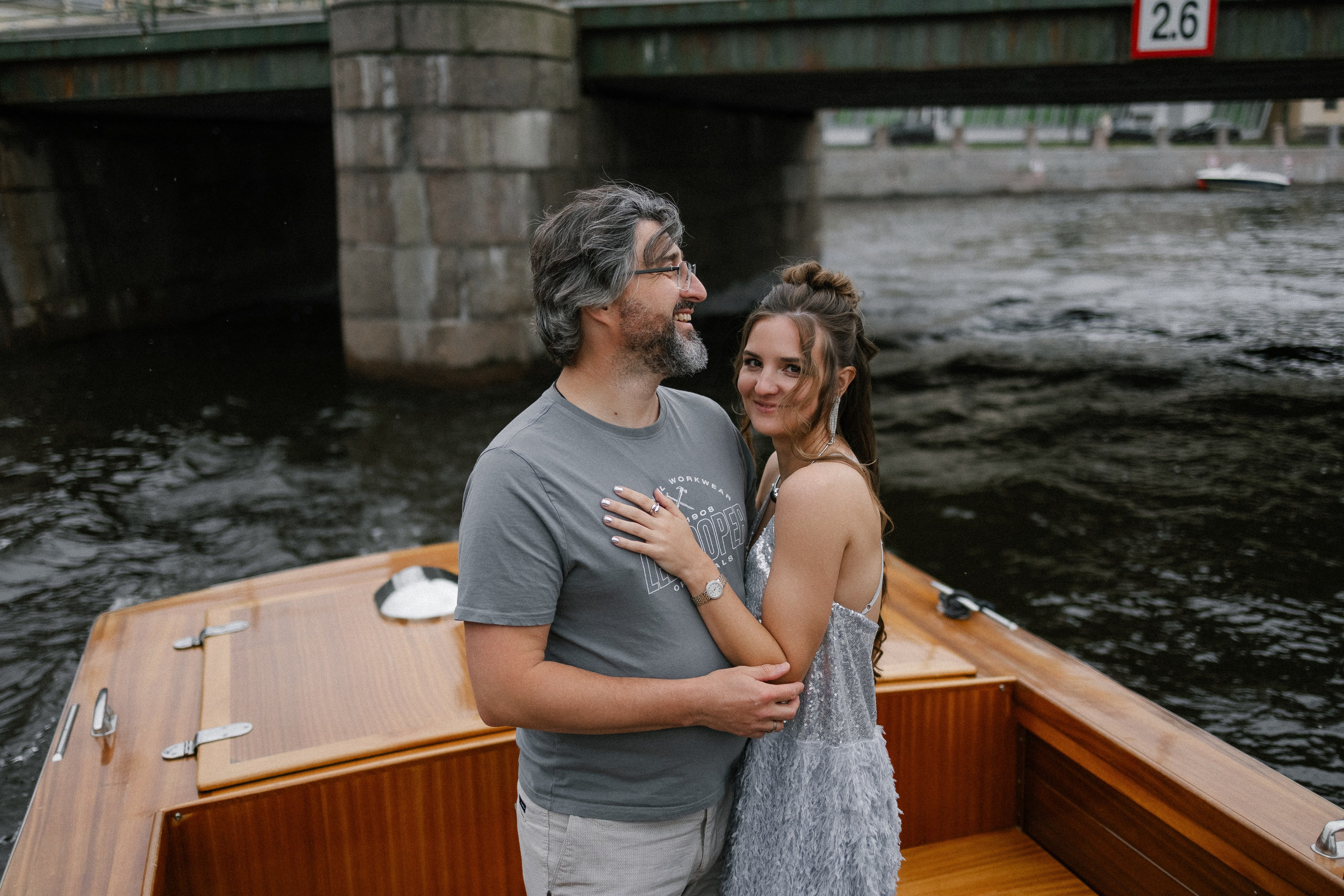 Прогулка на венецианском катере. Свадебный фотограф в Санкт-Петербурге Ксения Кобышева