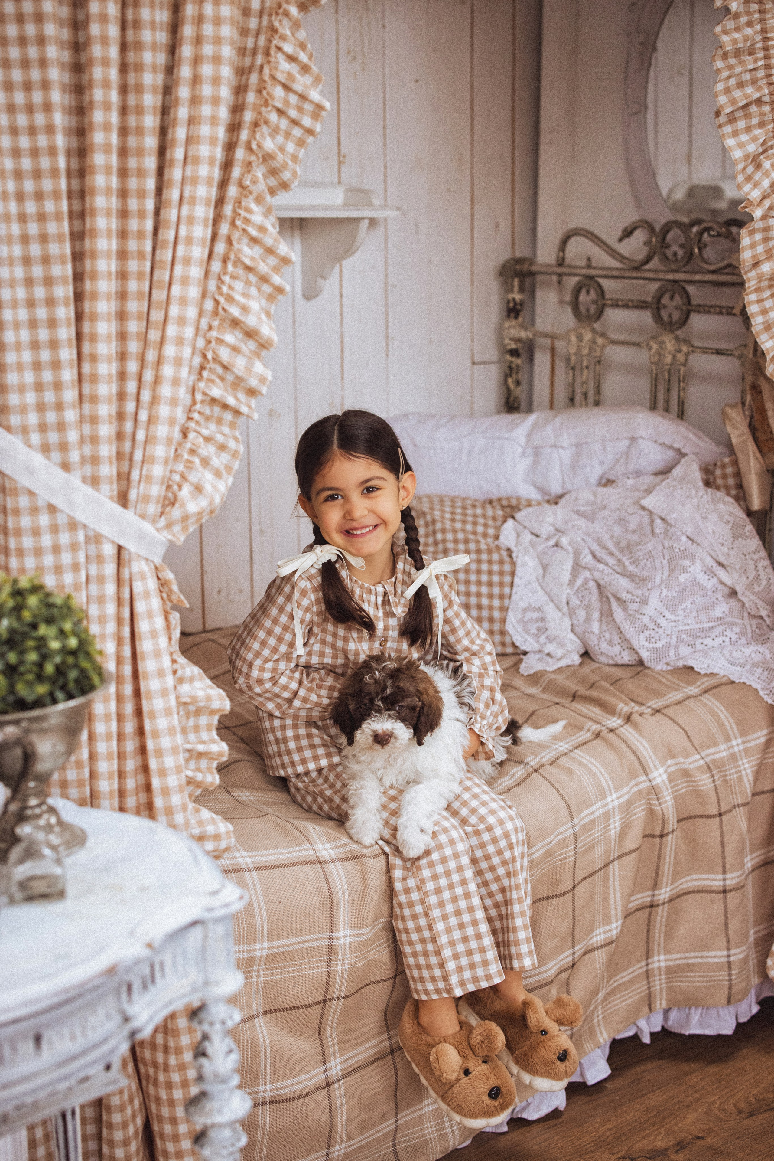 Фотосессия с щенками Лаго́тто-романьо́ло, в Винтажной фотостудии город Краснодар. Семейный и детский фотограф в Краснодаре Анна Трашкова