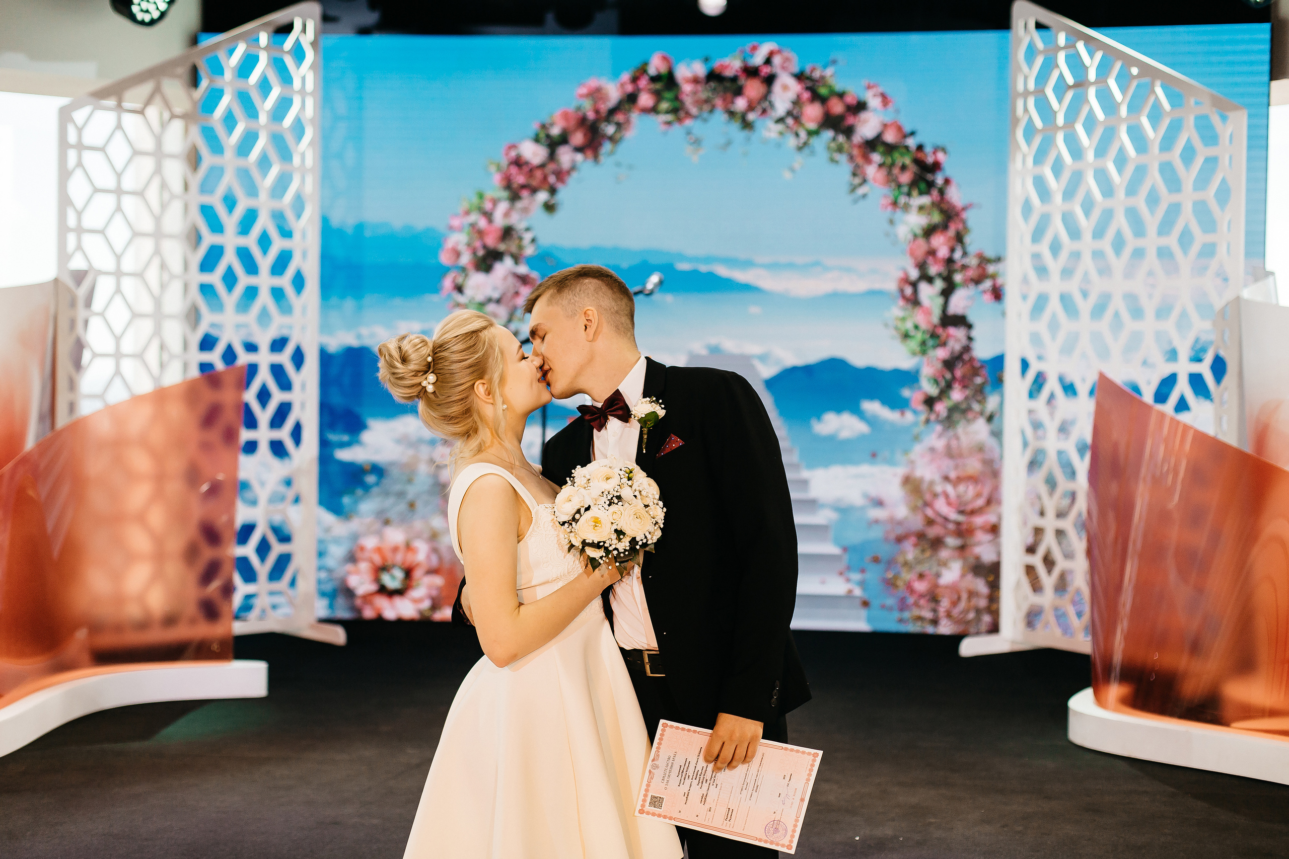 Усеяно ковром цветов дыханье мая. Душевный фотограф Ваших самых ярких событий Марина Погребняк