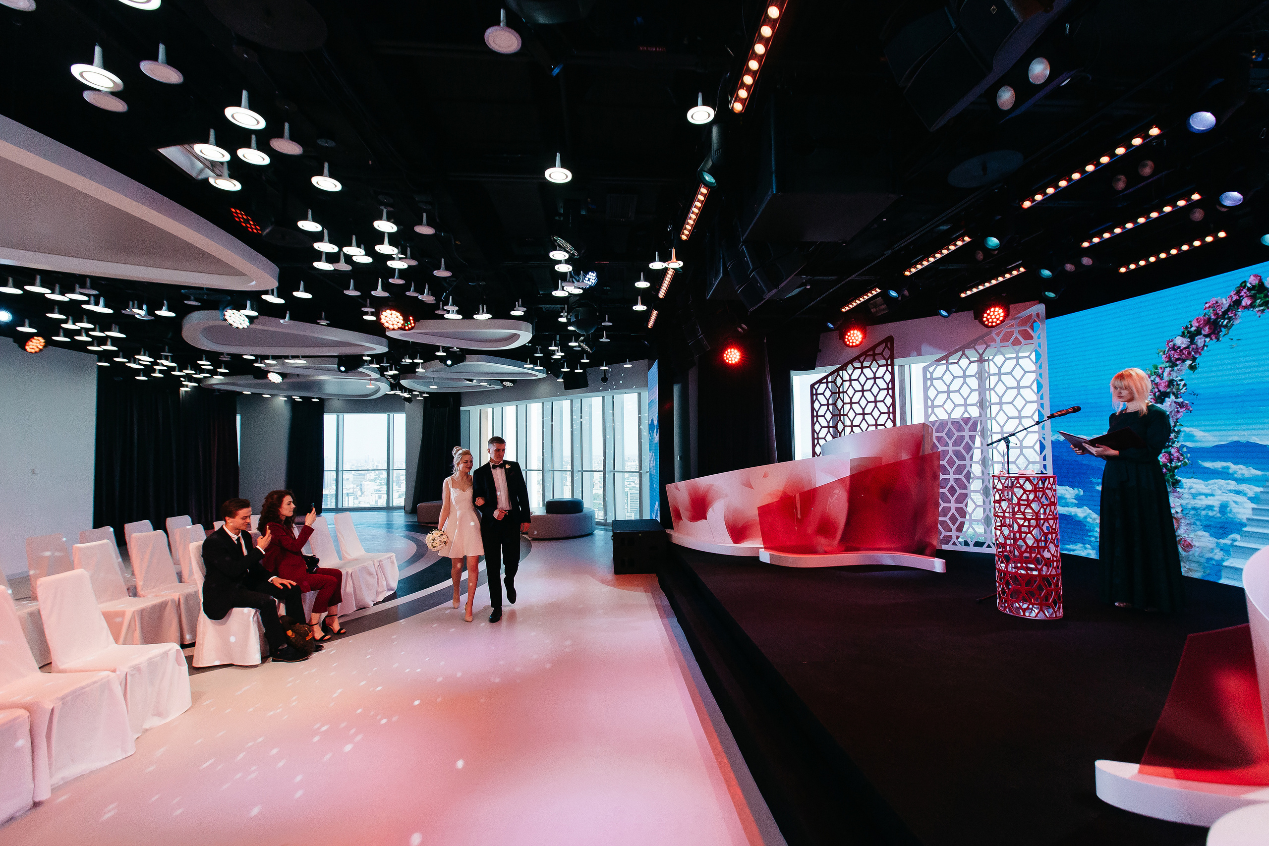 Усеяно ковром цветов дыханье мая. Душевный фотограф Ваших самых ярких событий Марина Погребняк