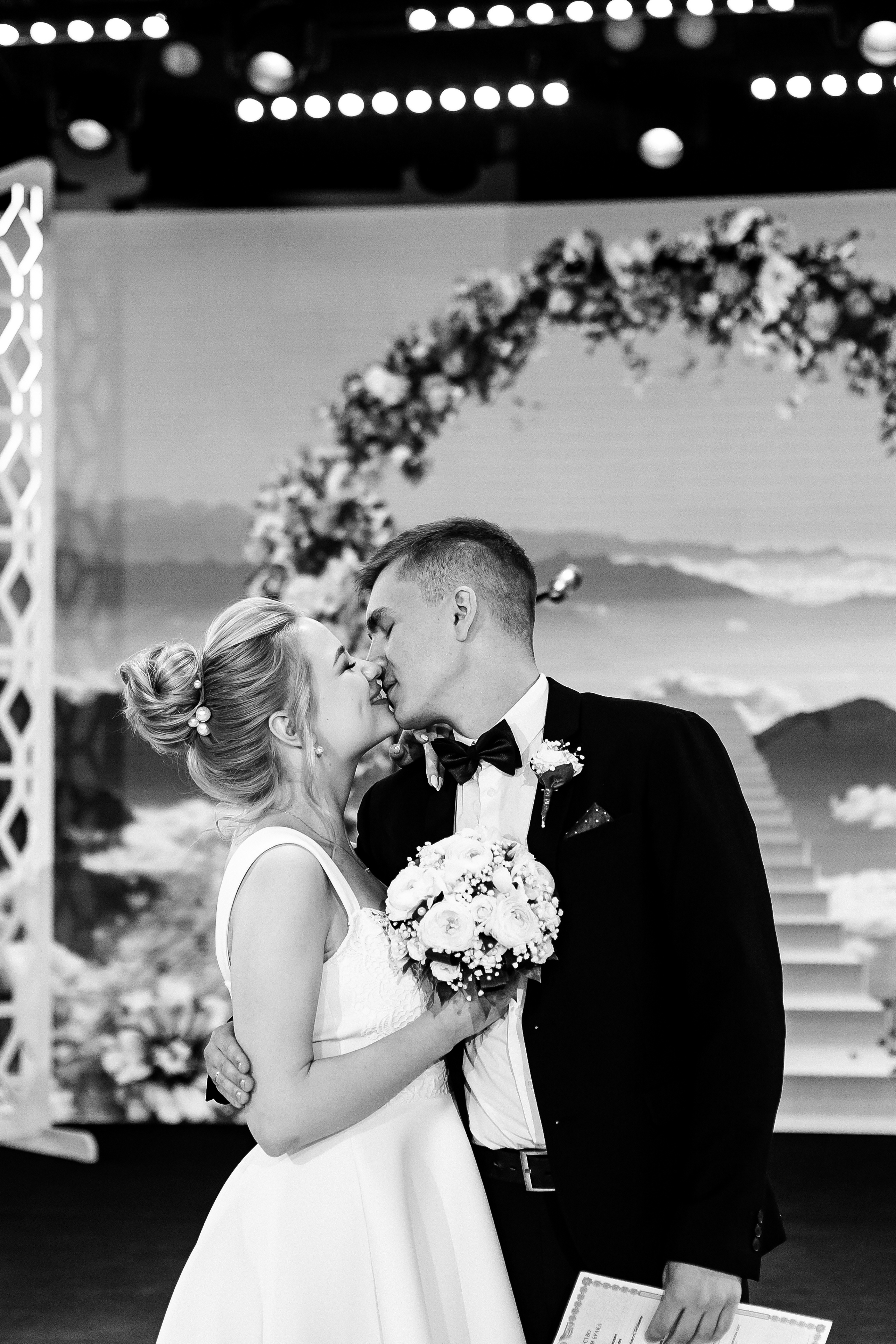 Усеяно ковром цветов дыханье мая. Душевный фотограф Ваших самых ярких событий Марина Погребняк