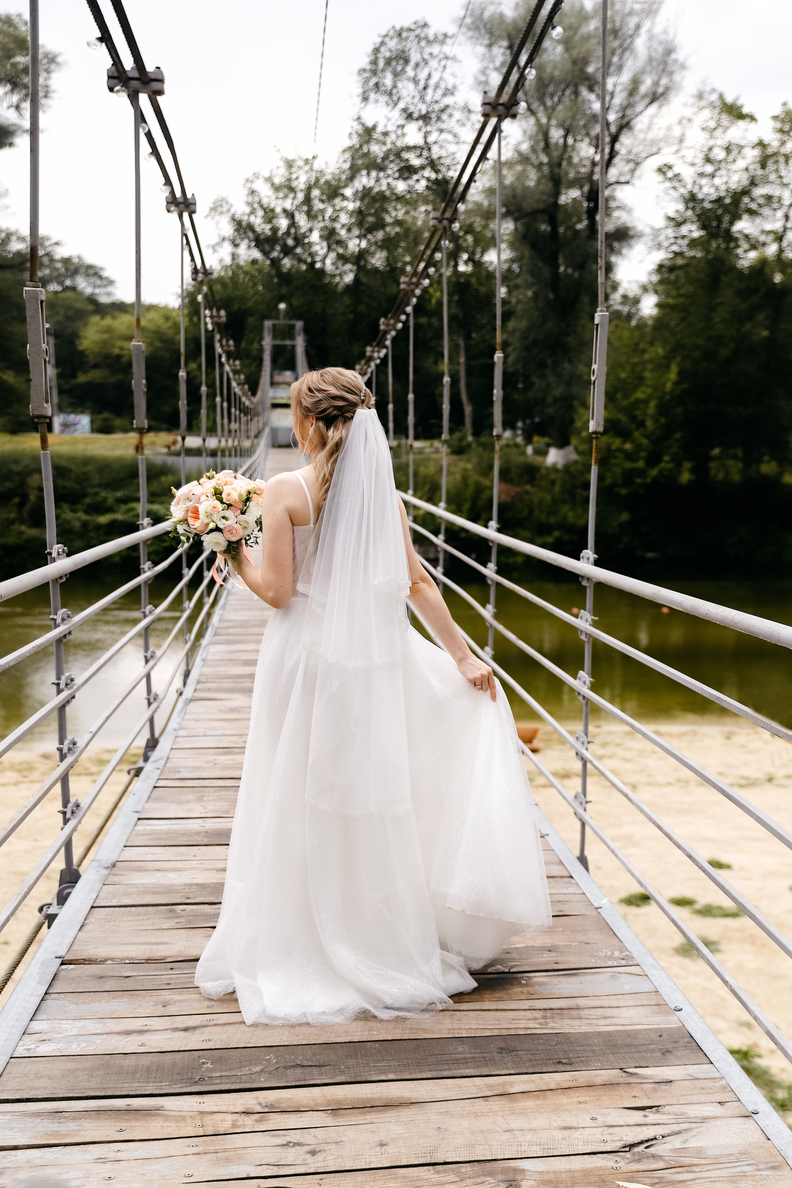 Свадебная фотосессия на подвесном мосту