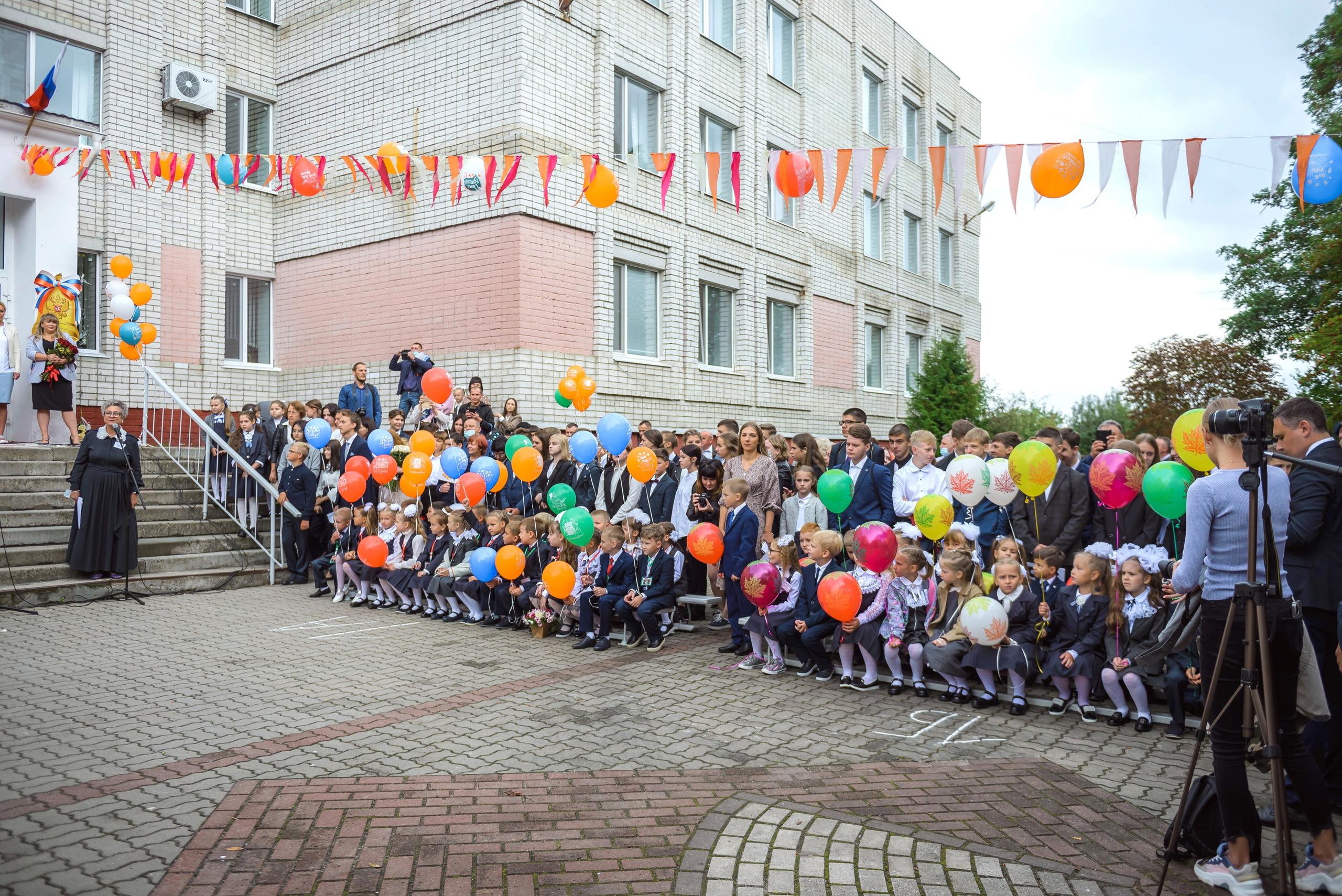 Линейка 11-е классы 2023. Фотограф Галина Лисанова, г. Брянск