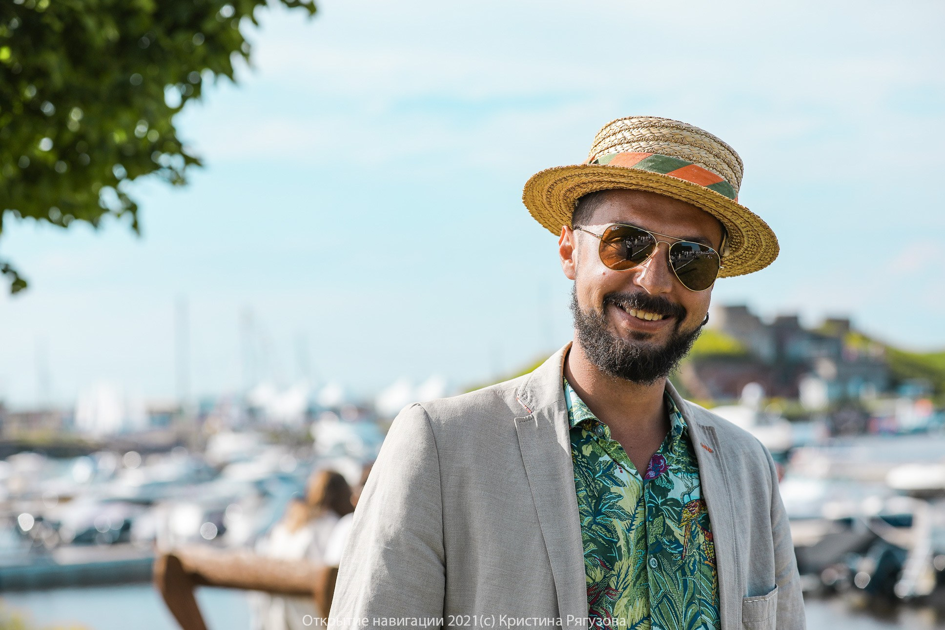 Виктор Лыков, гость фестиваля Паруса Кронштадта. Молодой человек в шляпе и очках, портрет.