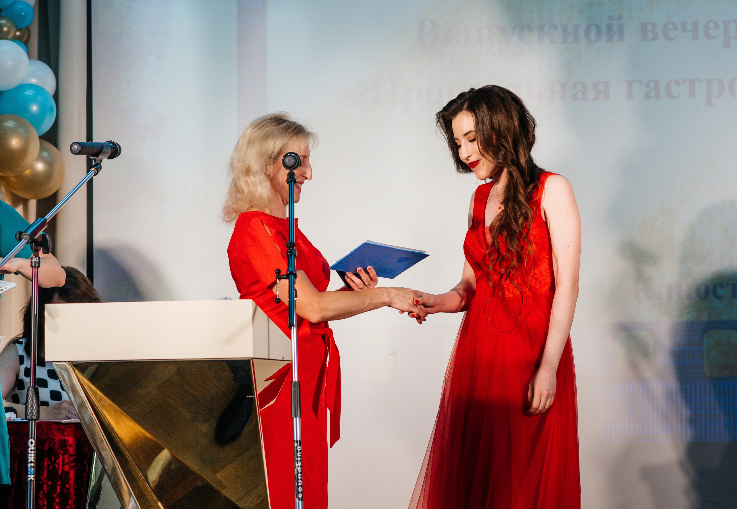 Вручение аттестатов. Выпускные альбомы в Подольске Москве и МО