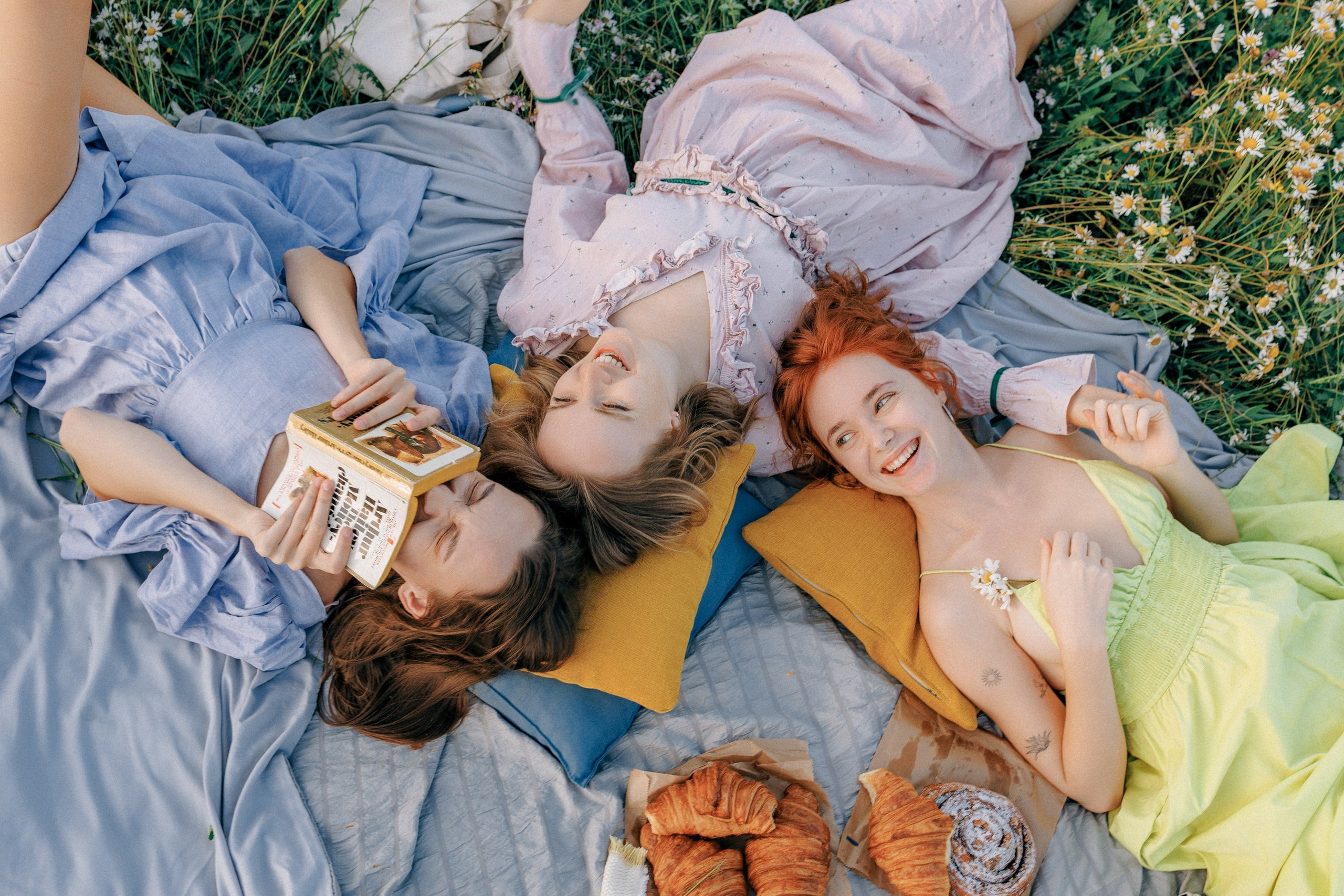 Picnic in the chamomile field in Georgia. Fedor Lemeshko — Destination Wedding and Family Lifestyle photographer