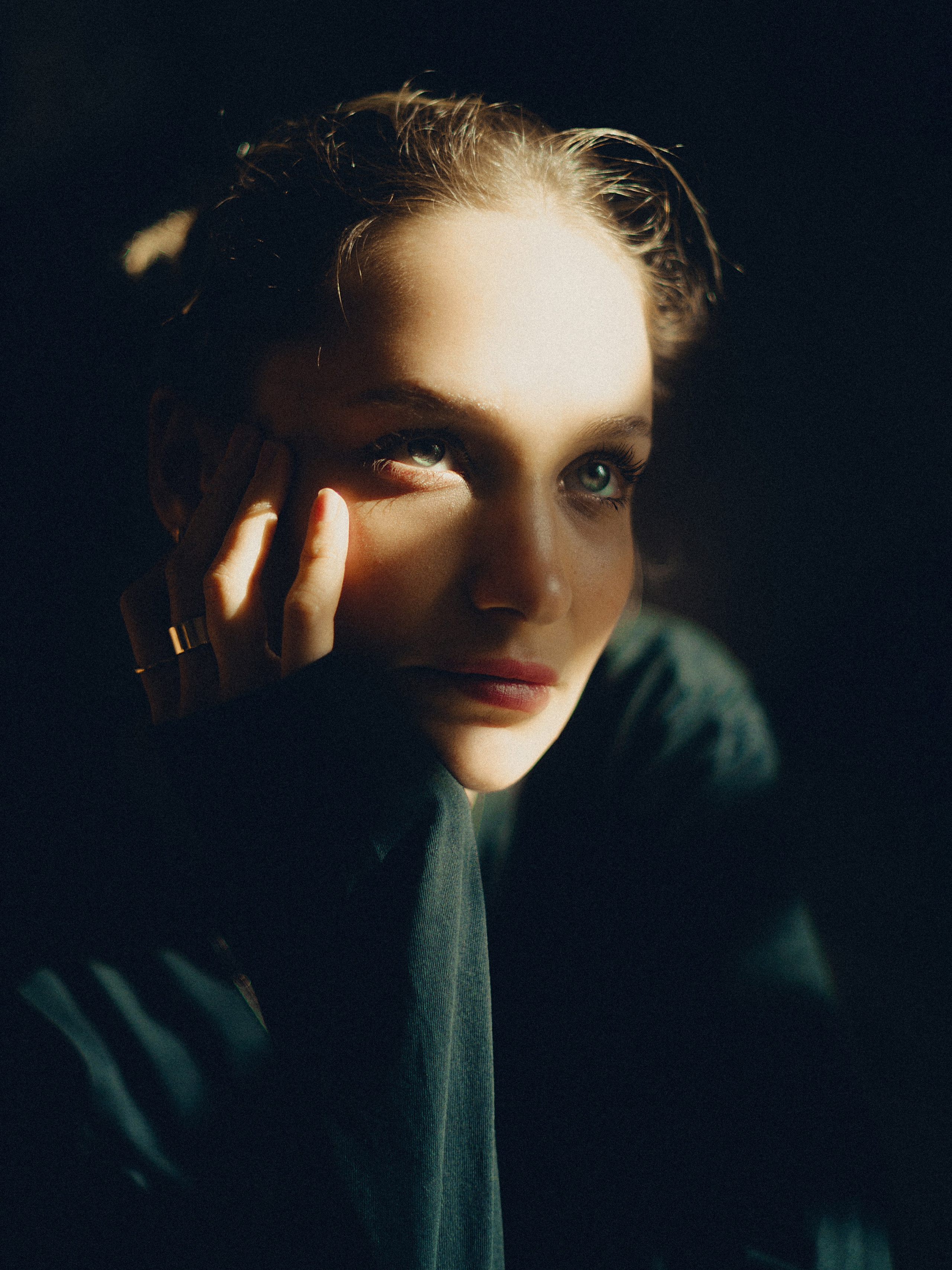 Портретная женская съемка в кофейне