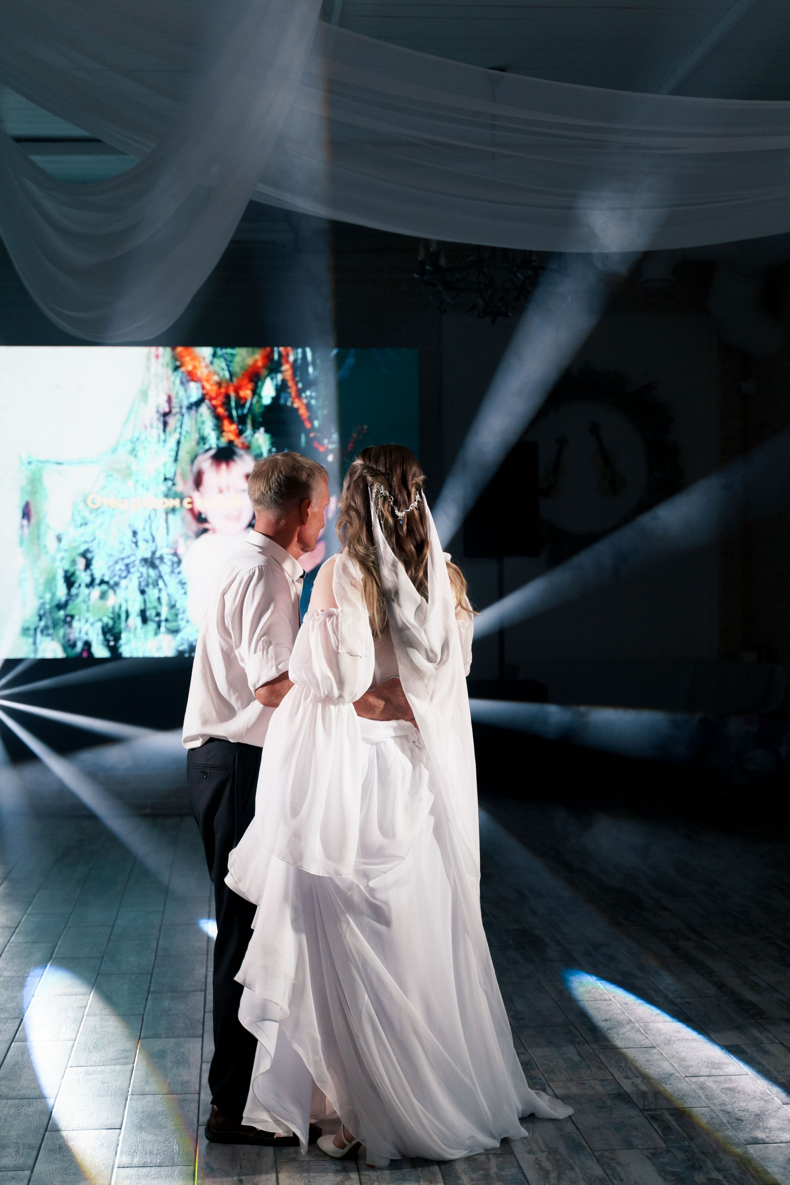 фотосессия свадебного банкета танец невесты и папы