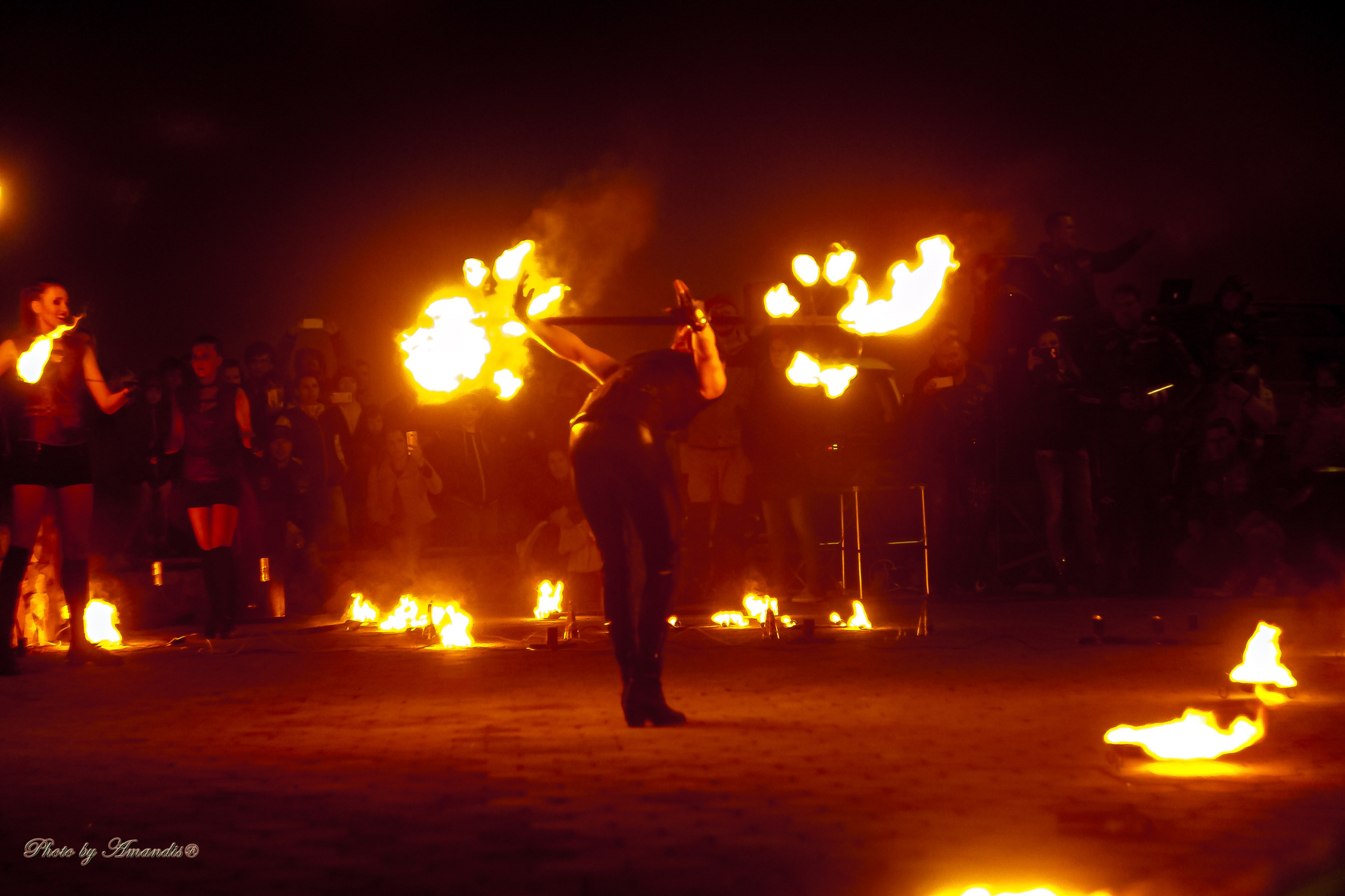 Огненное шоу у памятника «Здесь начинается Россия». Камчатка. Май 2017. Репортажная съемка в Москве и области. Анималистика