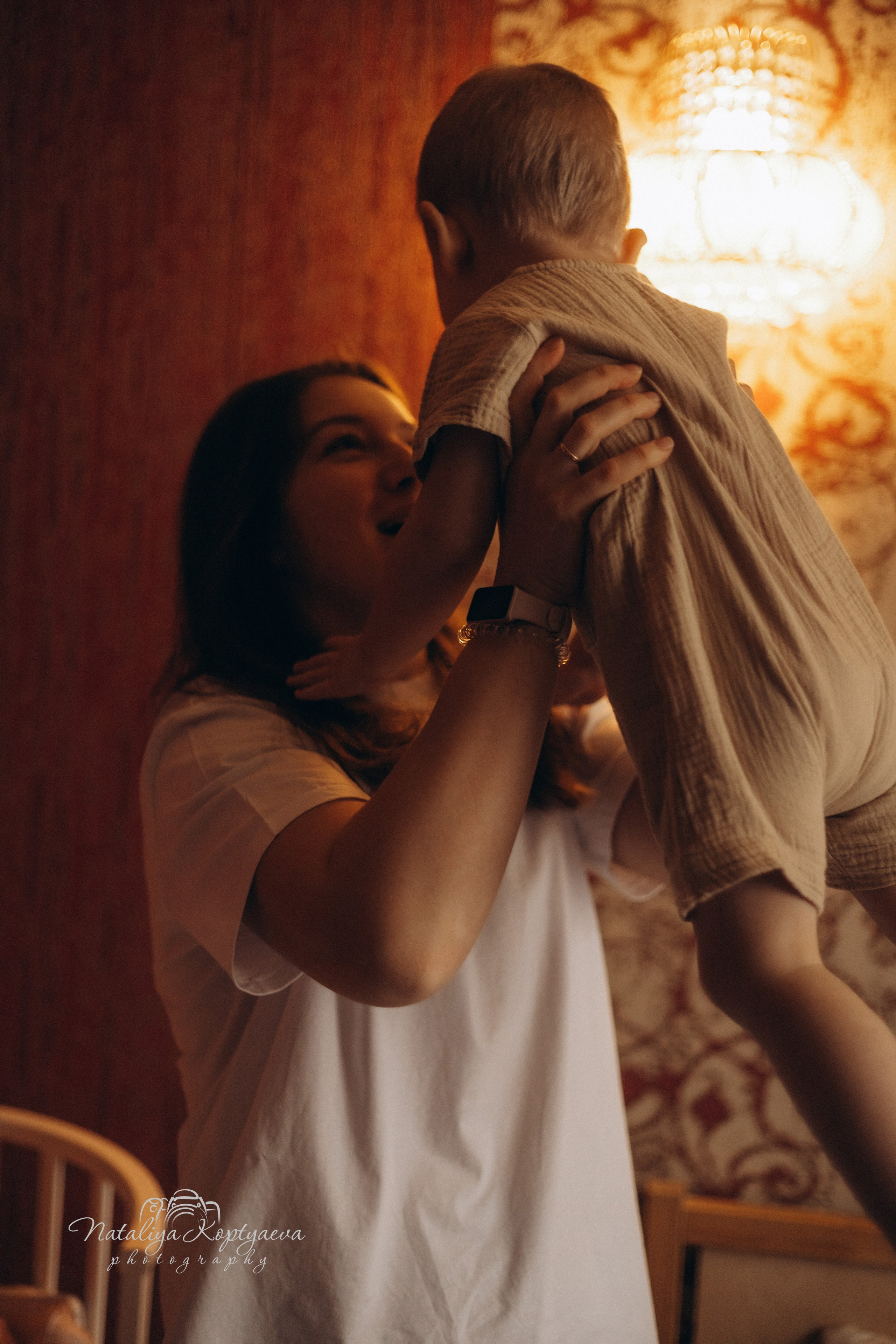 Фотосессия семьи дома