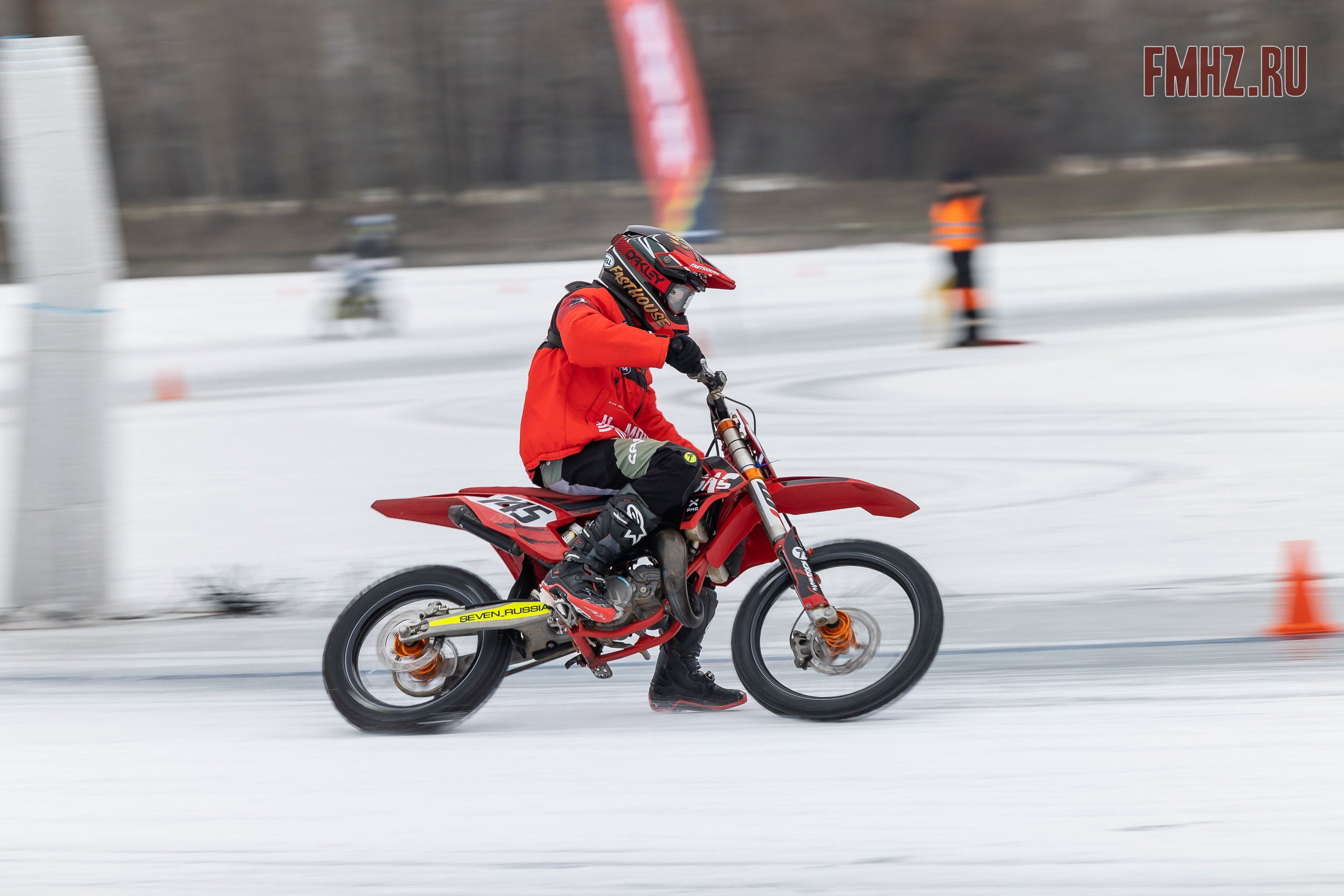Первый этап Кубка МФР по мотокроссу на льду Большого Крылатского пруда в Москве. 8 февраля 2025 г. Фотограф Владимир Охрименко