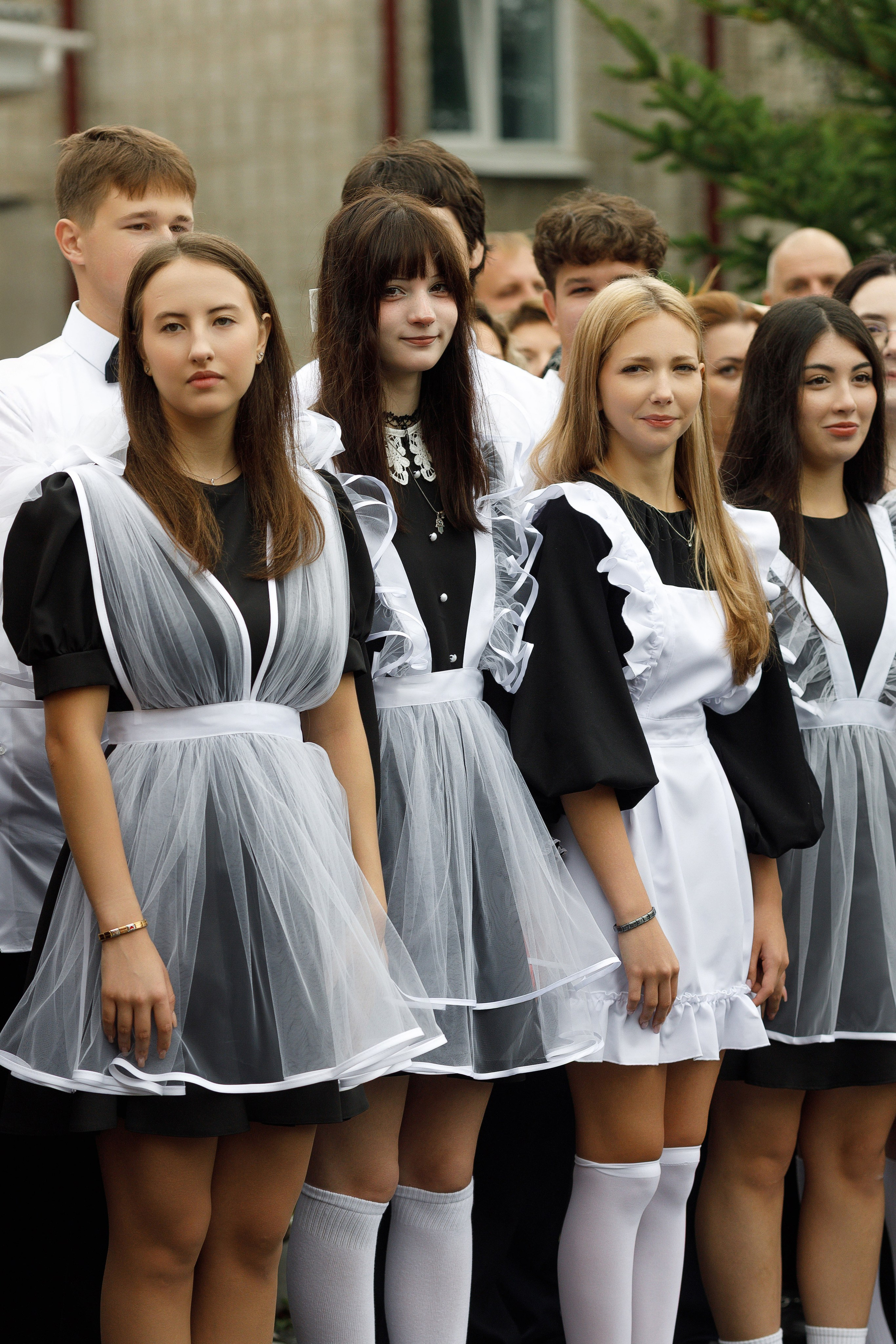 Линейка 11 клас Гимназия Артём. Photoalbum-vl.ru