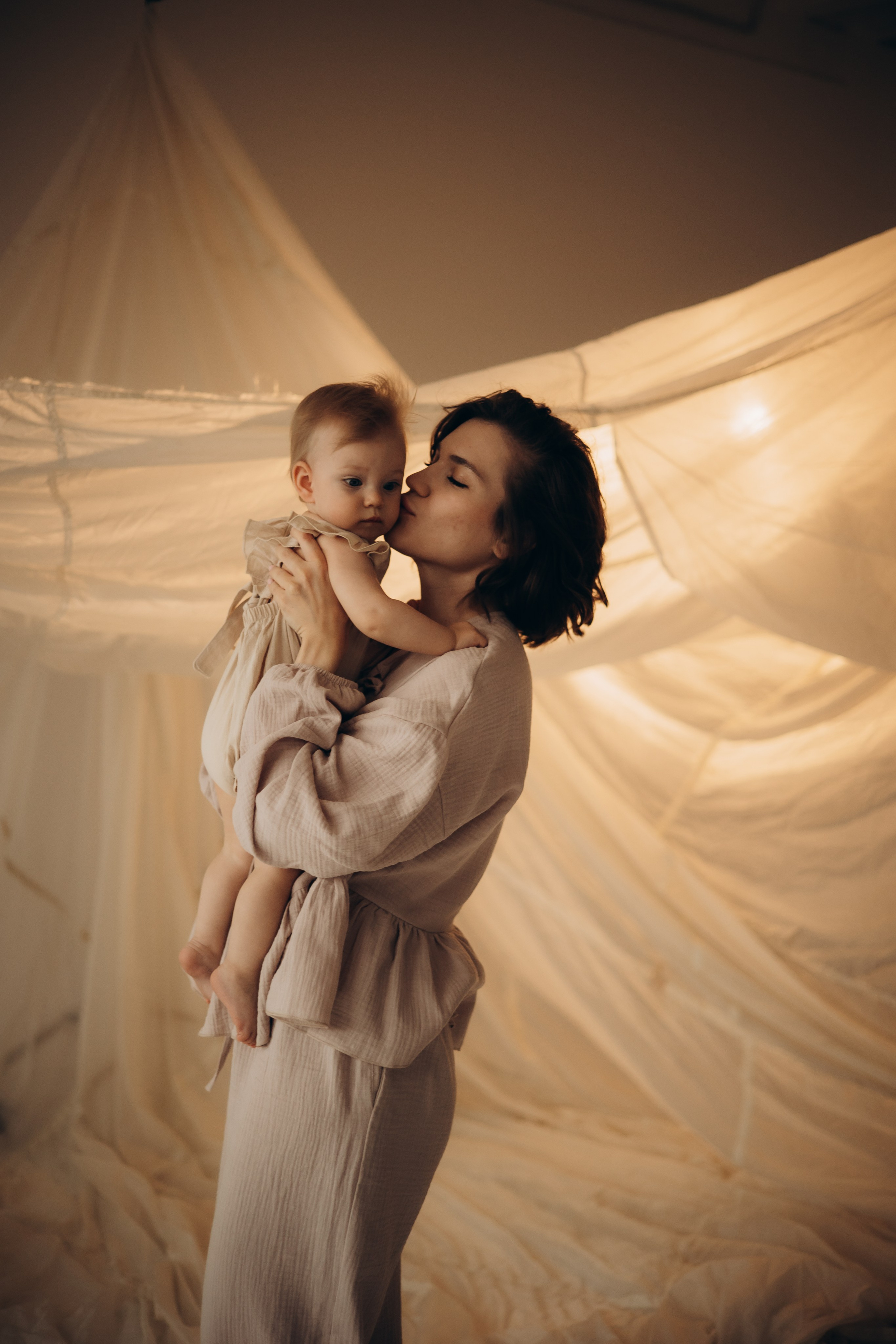 Фотосессия в тканях: мама и малышка. Семейный фотограф Москва Юлиана Фетисова
