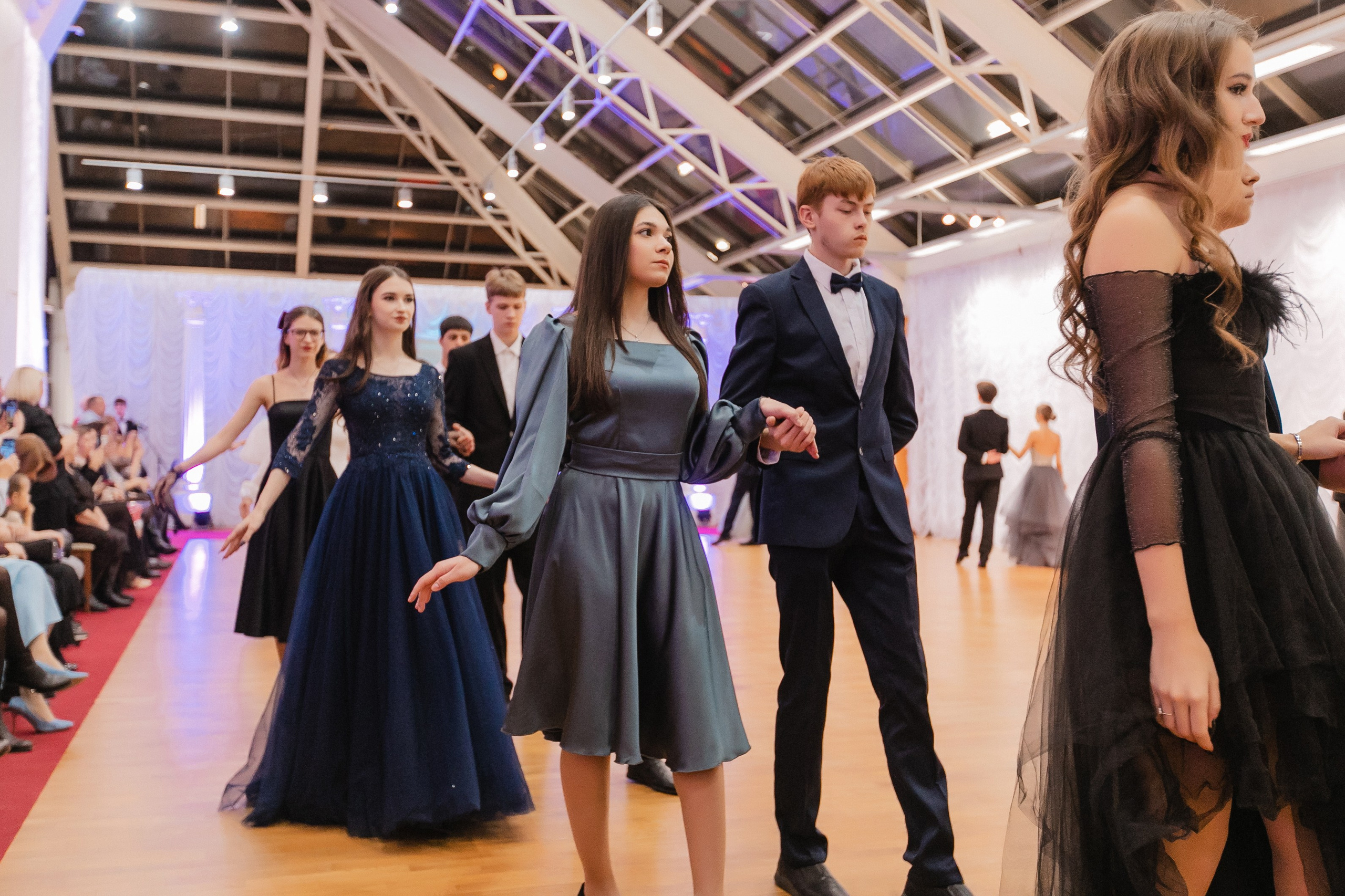 Бал гимназистов 2024. Роман Урумбаев фотограф Нижневартовск