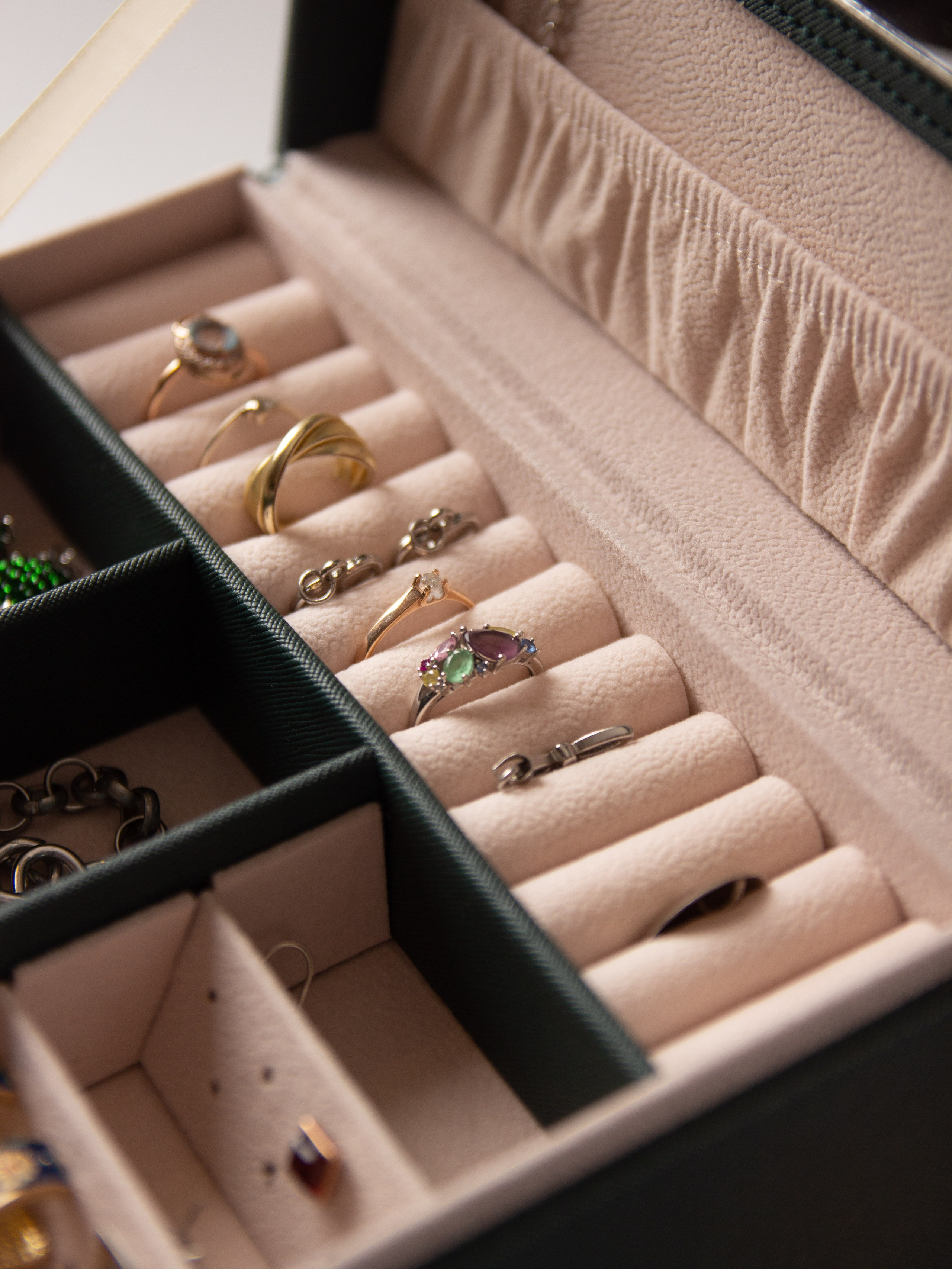 Шкатулка на белом. Александр Стряпунин — предметный фотограф в Улан-Удэ