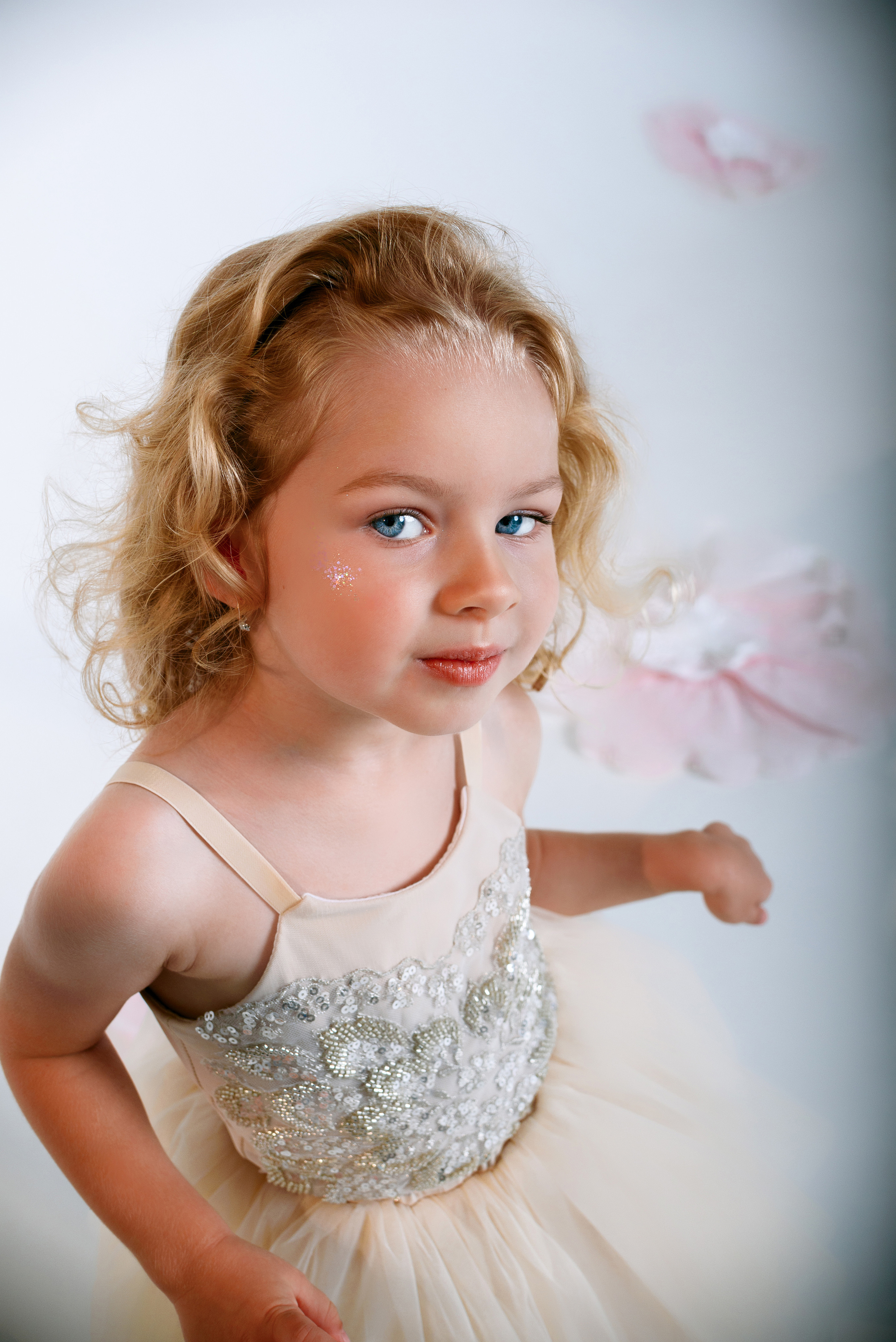 Нежная фотосессия девочки 3 года. Детский студийный фотограф Сочи