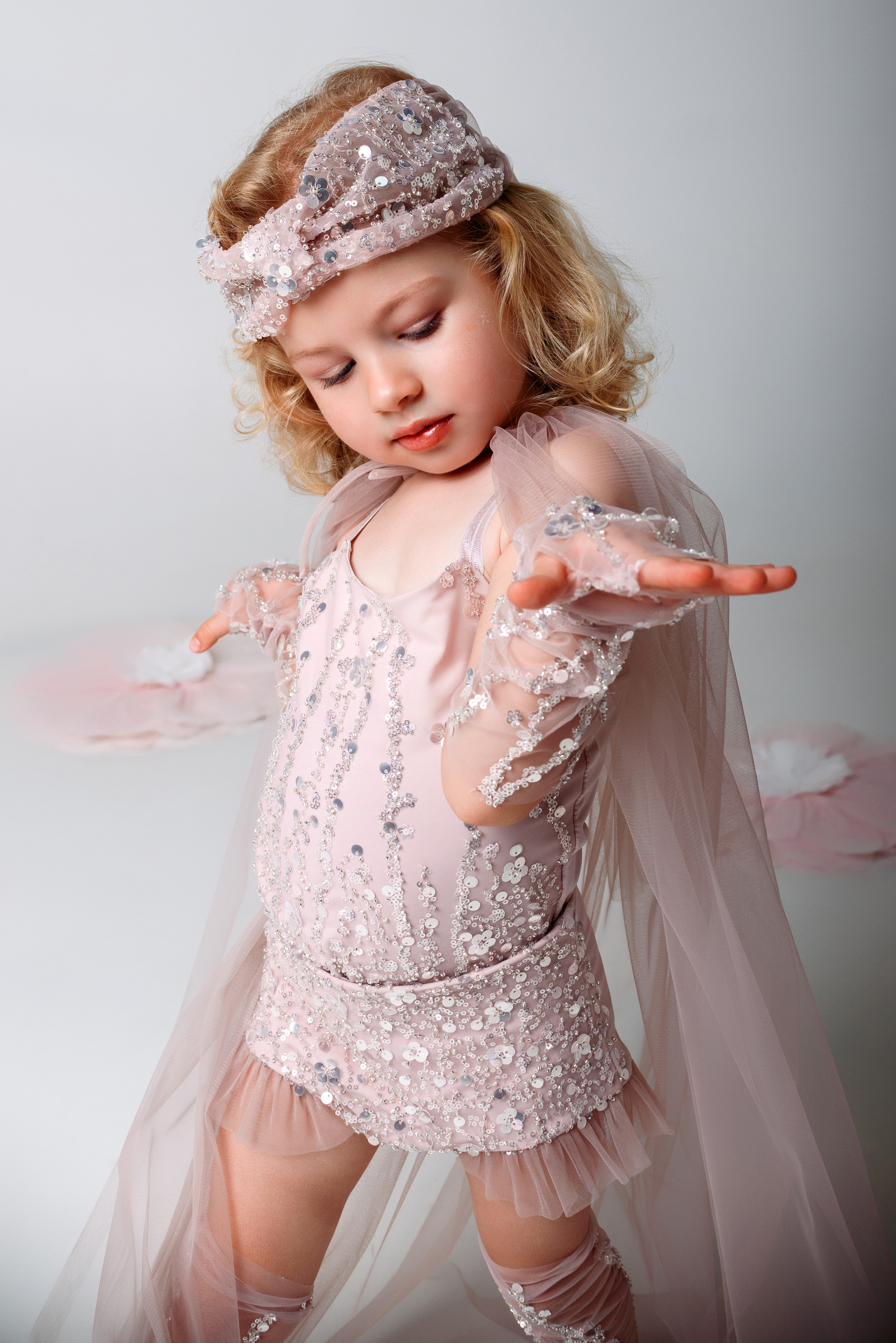 Нежная фотосессия девочки 3 года. Детский студийный фотограф Сочи