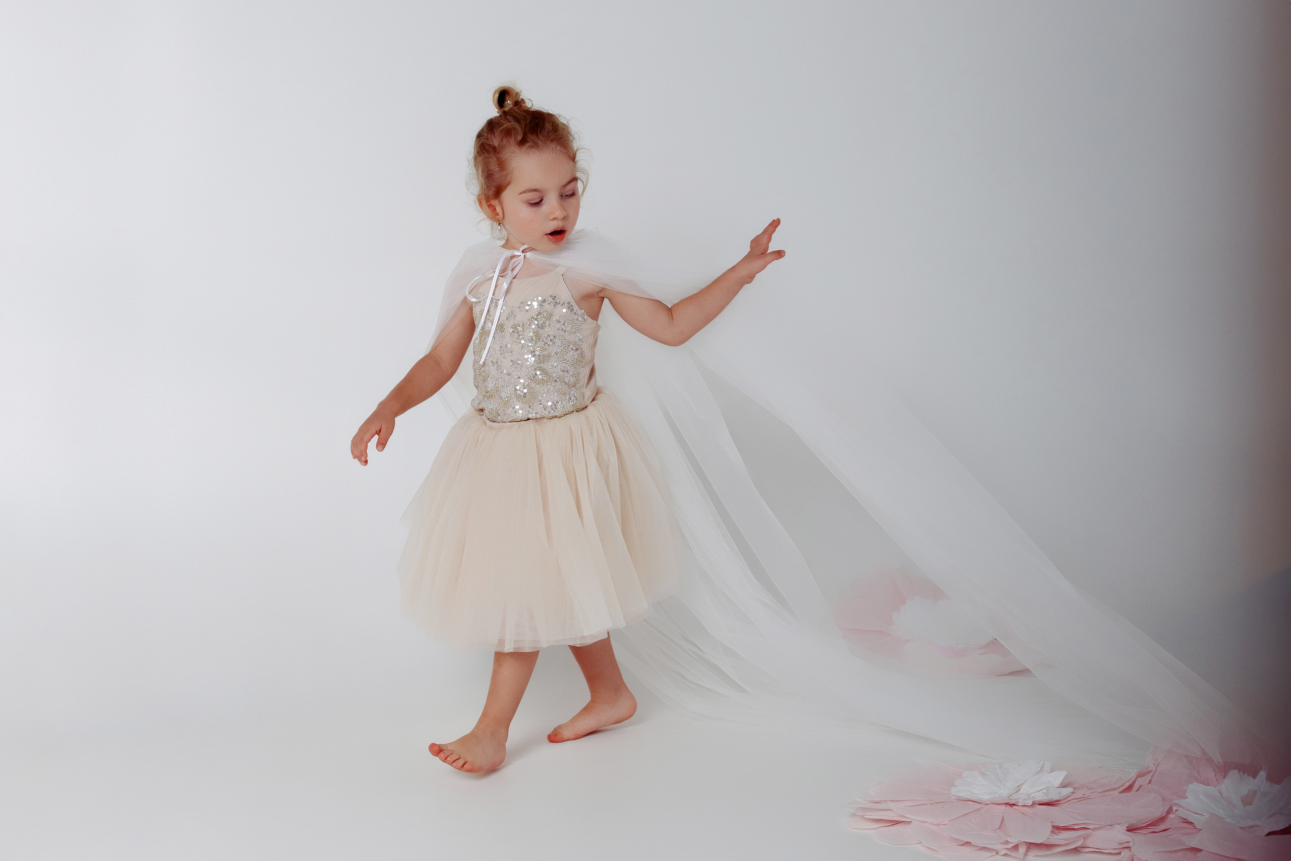 Нежная фотосессия девочки 3 года. Детский студийный фотограф Сочи