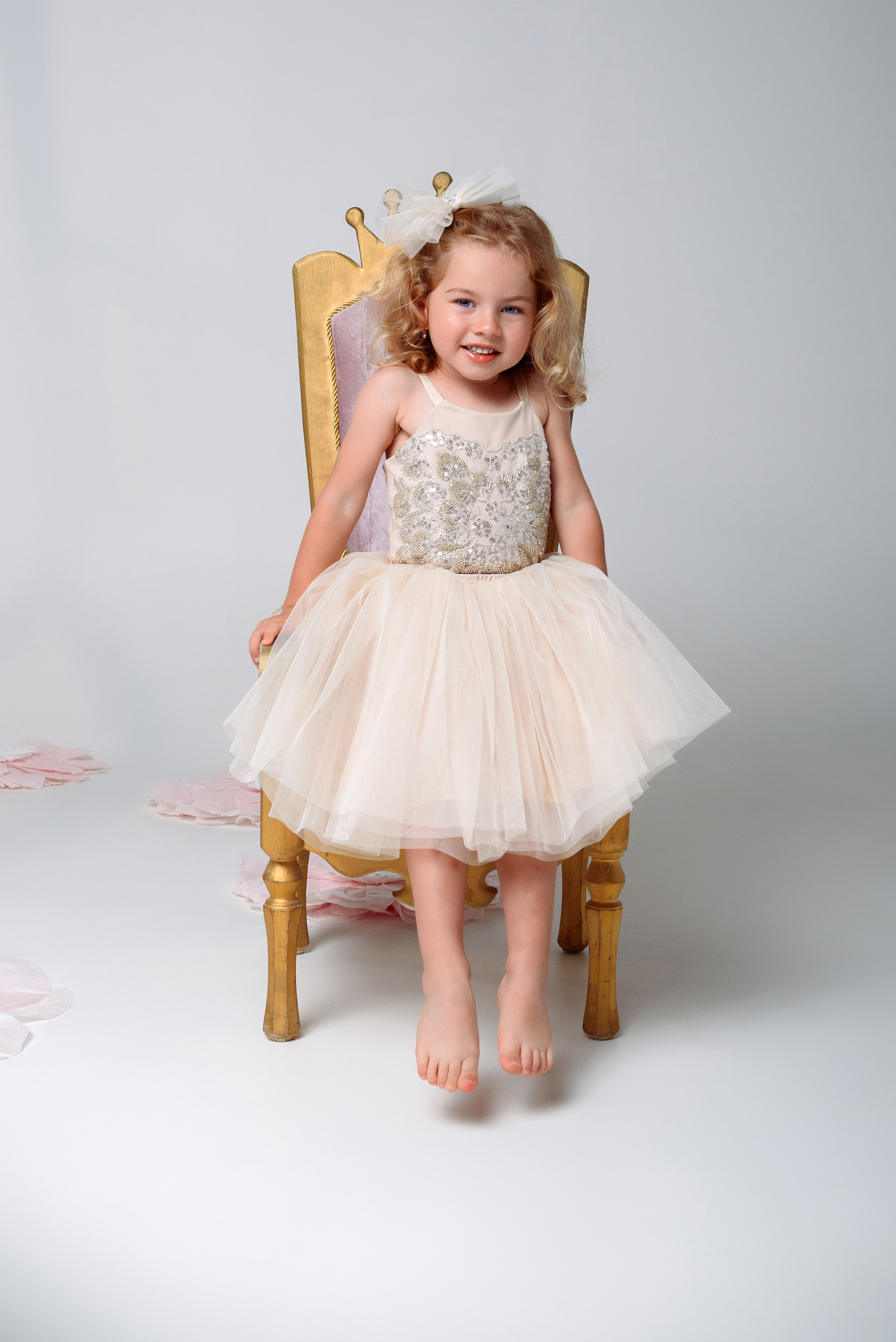 Нежная фотосессия девочки 3 года. Детский студийный фотограф Сочи