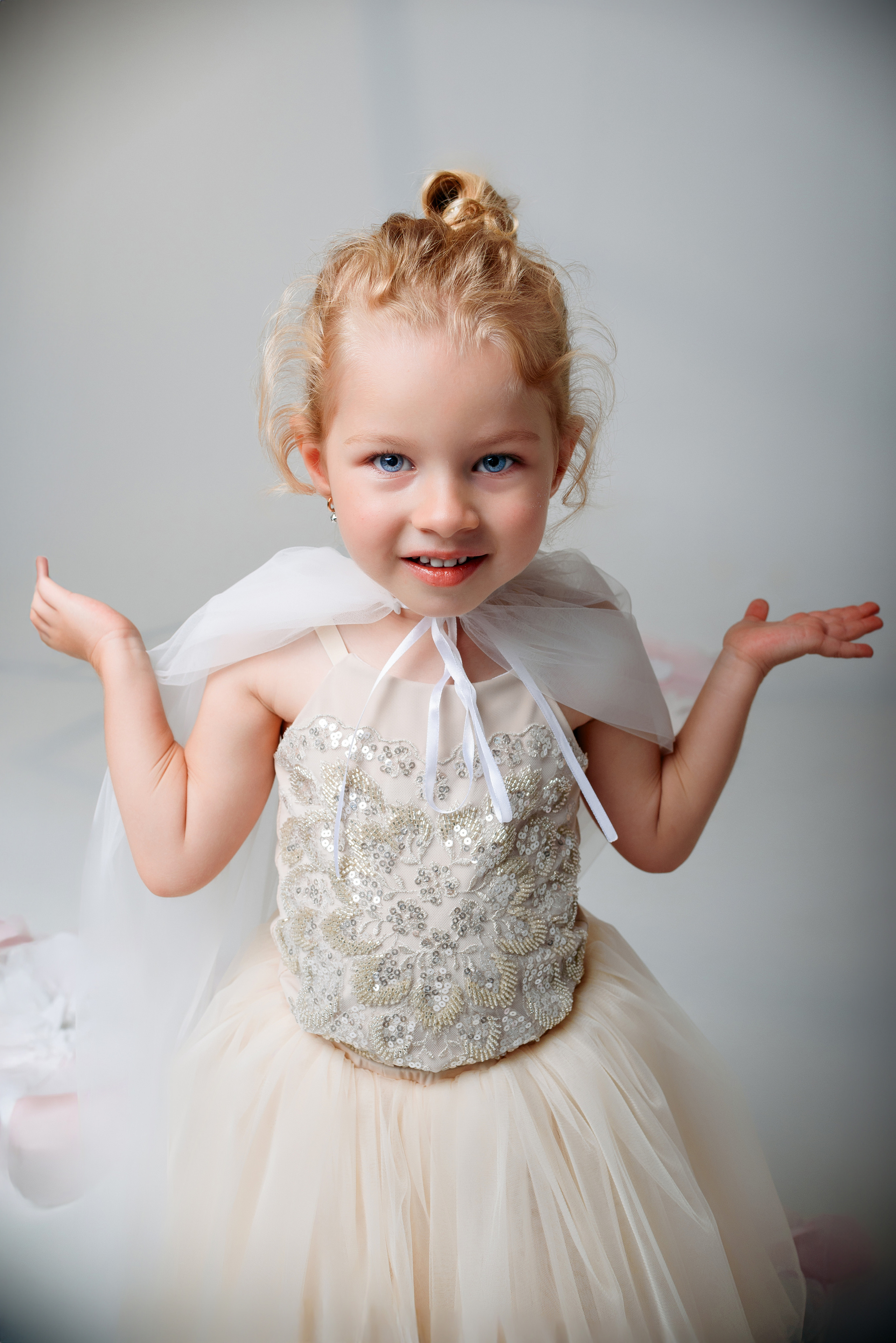 Нежная фотосессия девочки 3 года. Детский студийный фотограф Сочи