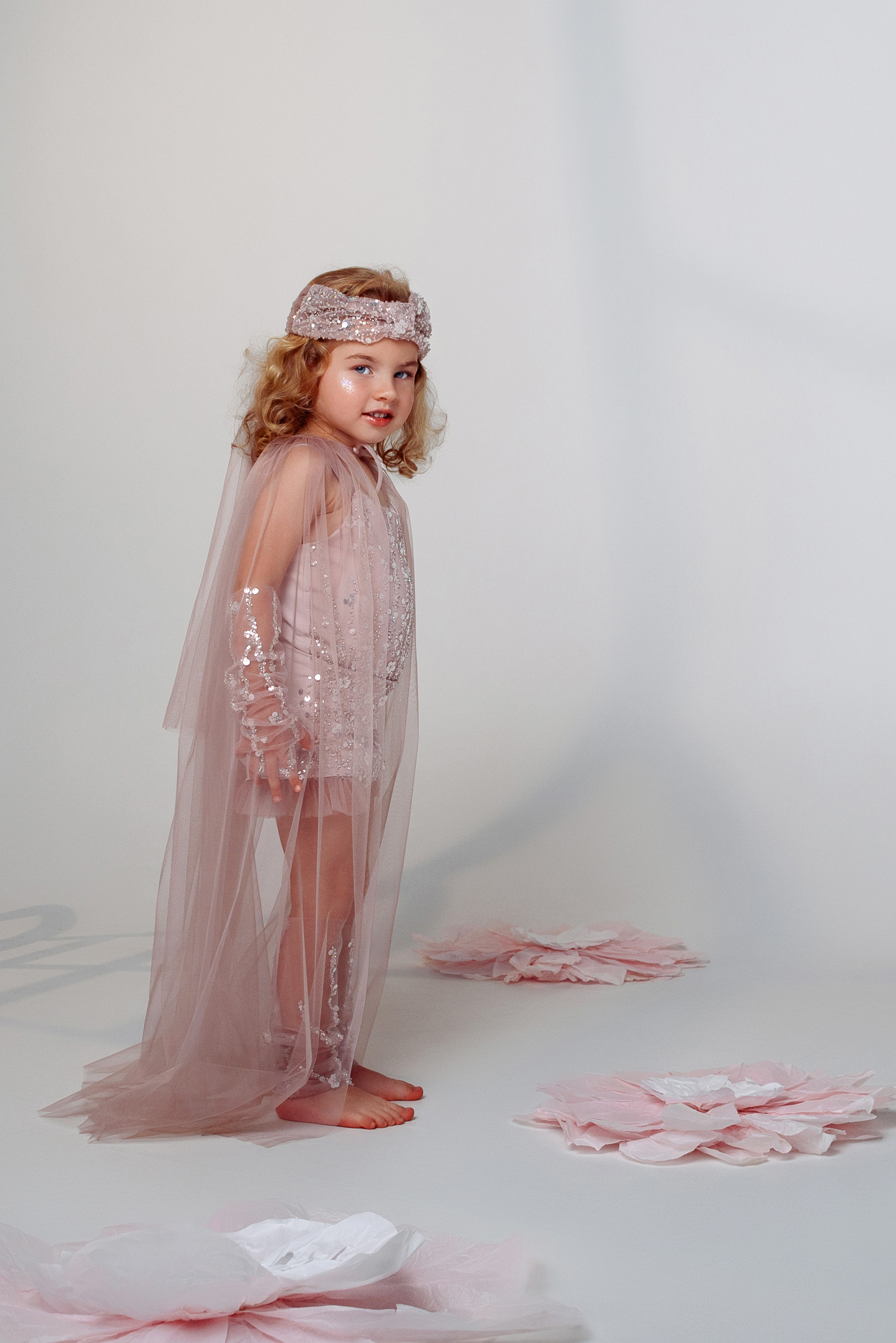 Нежная фотосессия девочки 3 года. Детский студийный фотограф Сочи