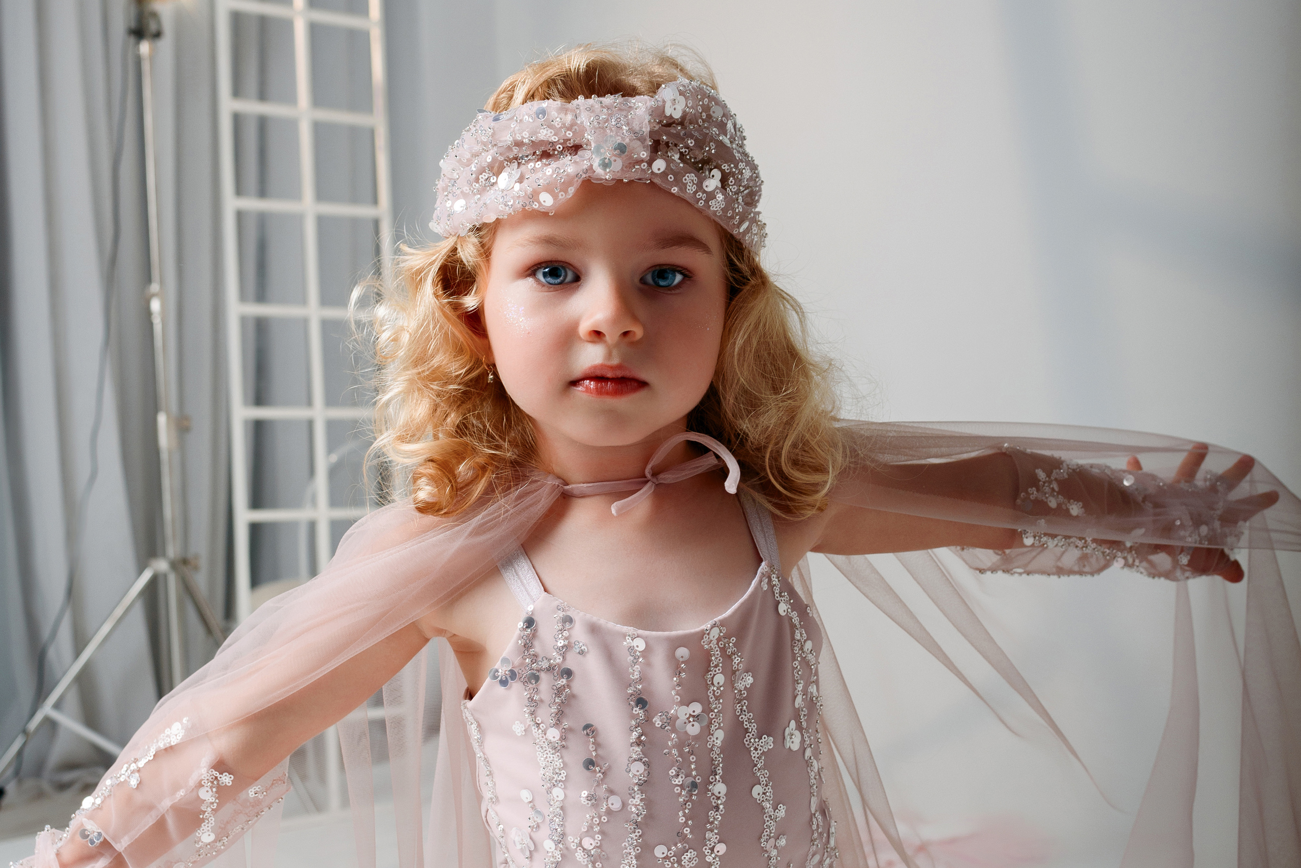 Нежная фотосессия девочки 3 года. Детский студийный фотограф Сочи