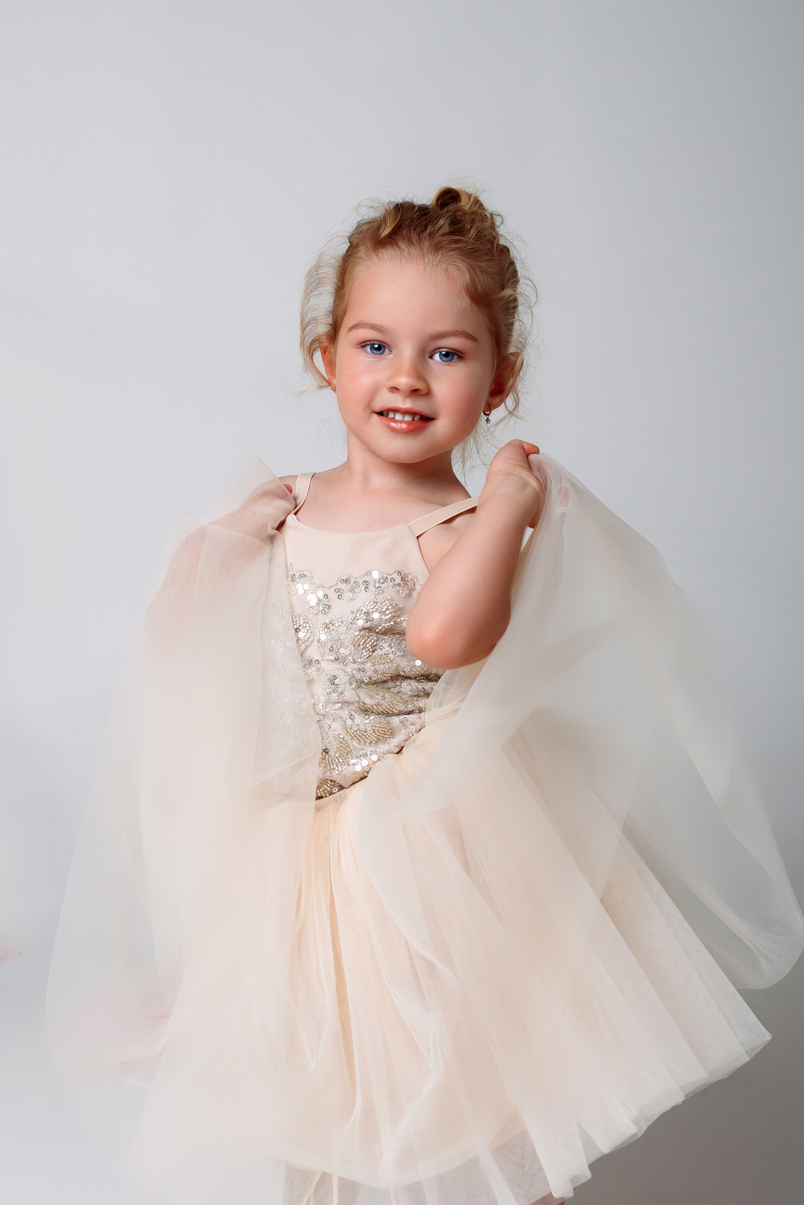 Нежная фотосессия девочки 3 года. Детский студийный фотограф Сочи