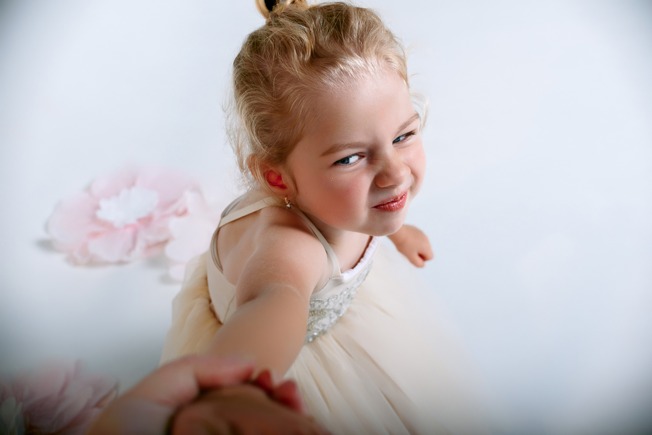 Нежная фотосессия девочки 3 года. Детский студийный фотограф Сочи