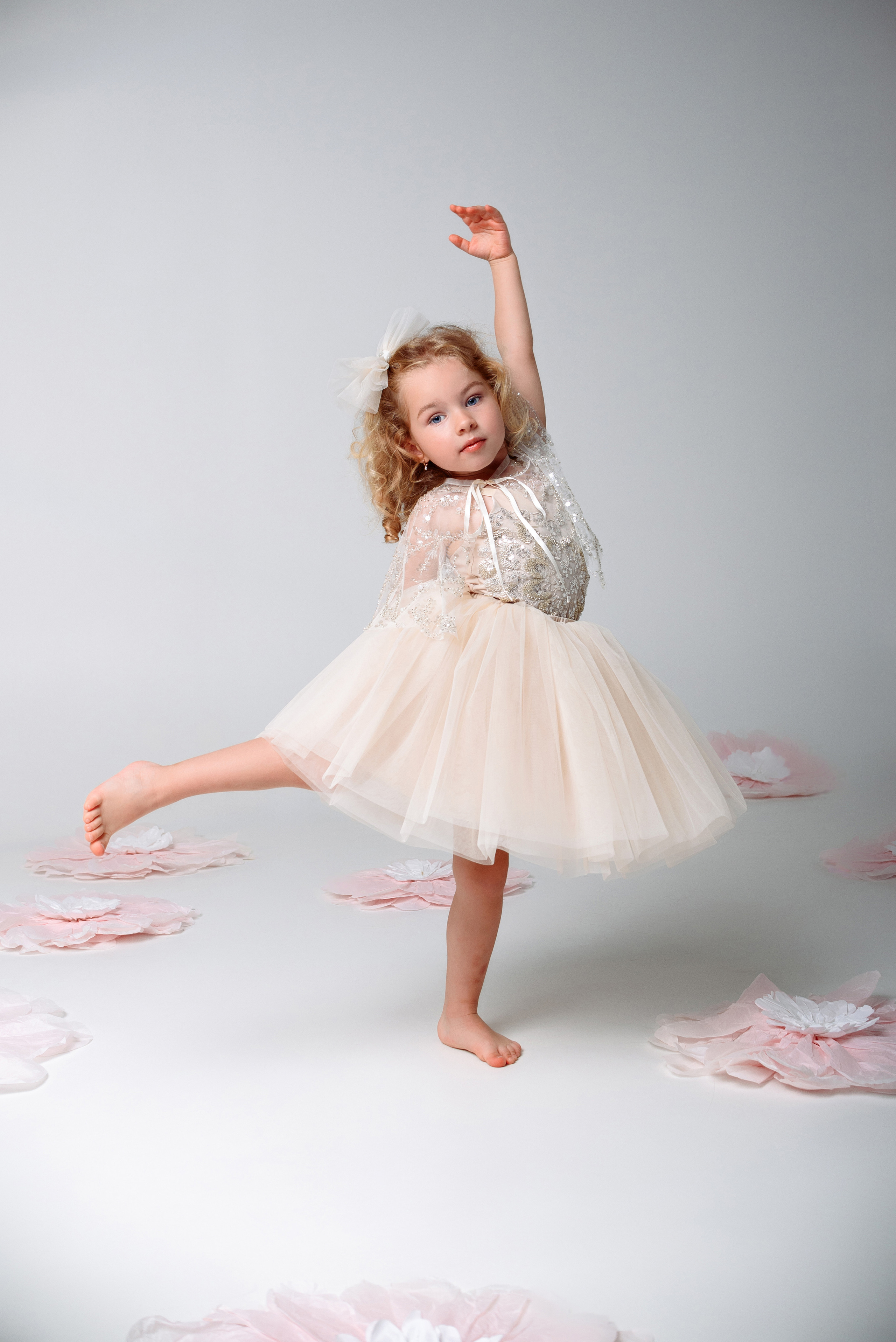Нежная фотосессия девочки 3 года. Детский студийный фотограф Сочи