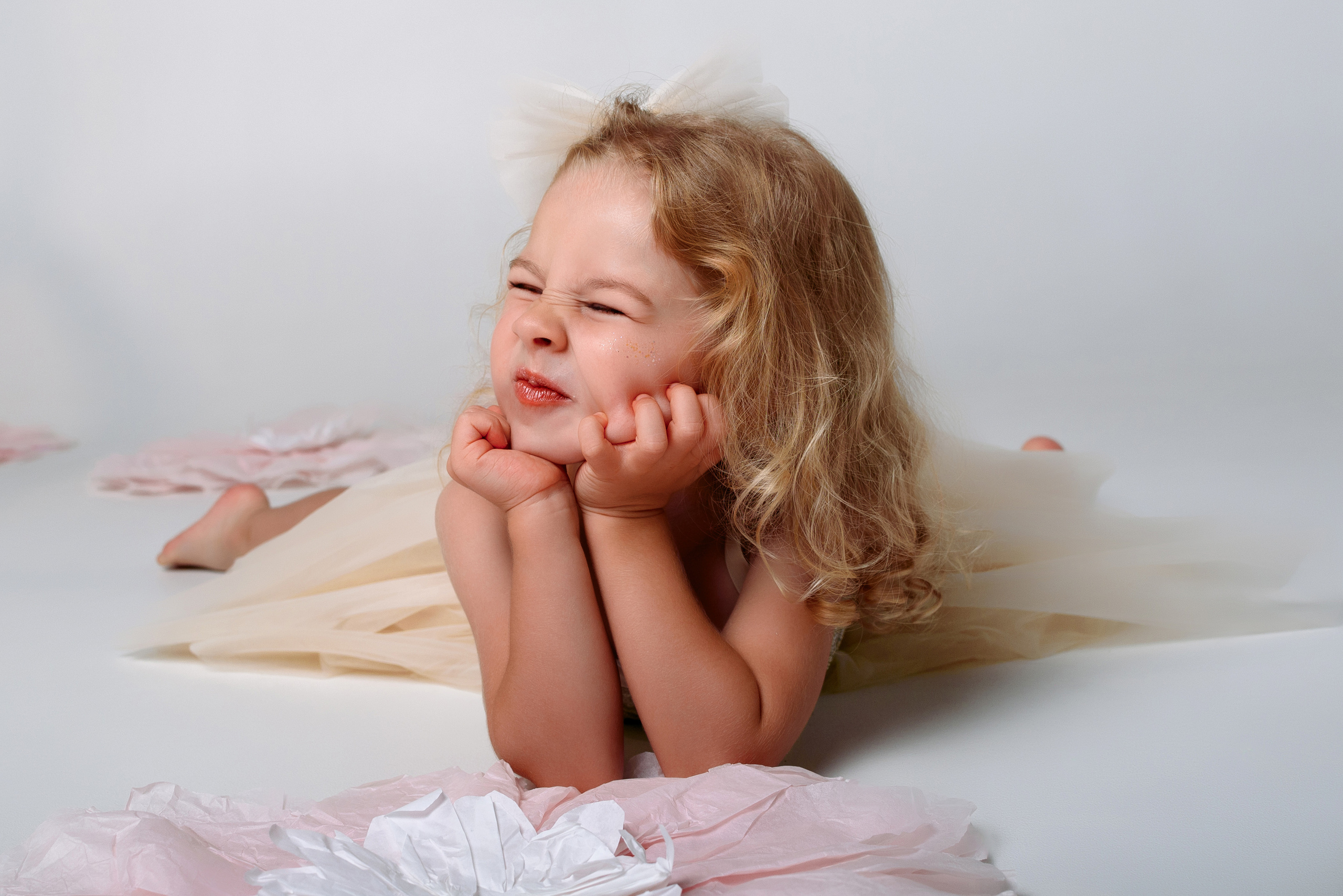 Нежная фотосессия девочки 3 года. Детский студийный фотограф Сочи