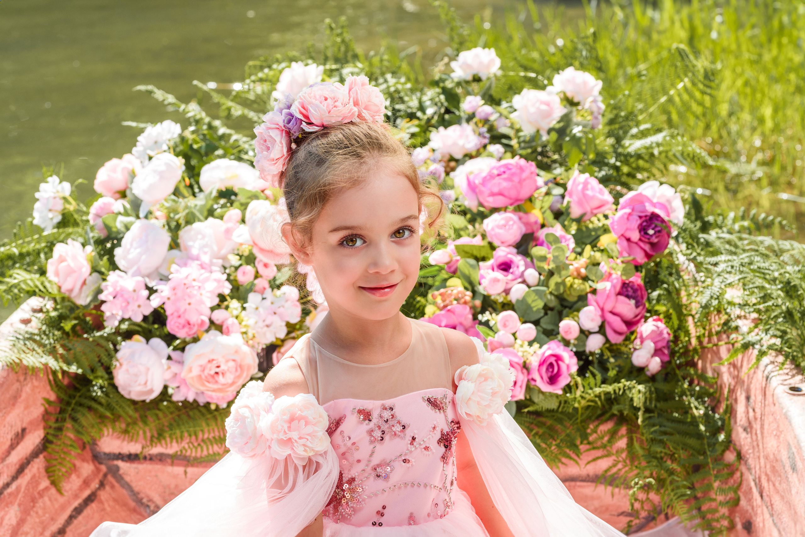 Лодка с цветами. Детский студийный фотограф Сочи