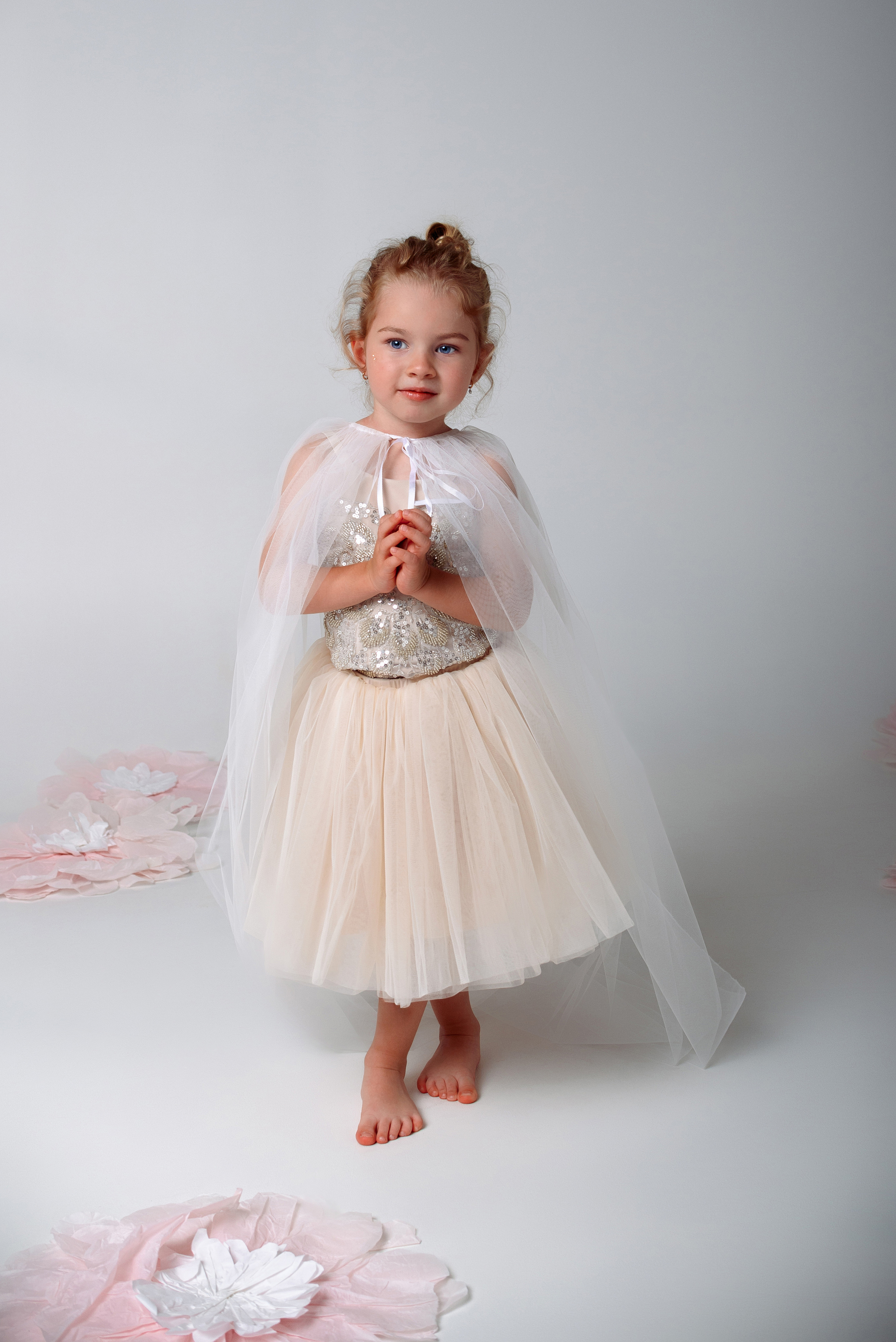 Нежная фотосессия девочки 3 года. Детский студийный фотограф Сочи