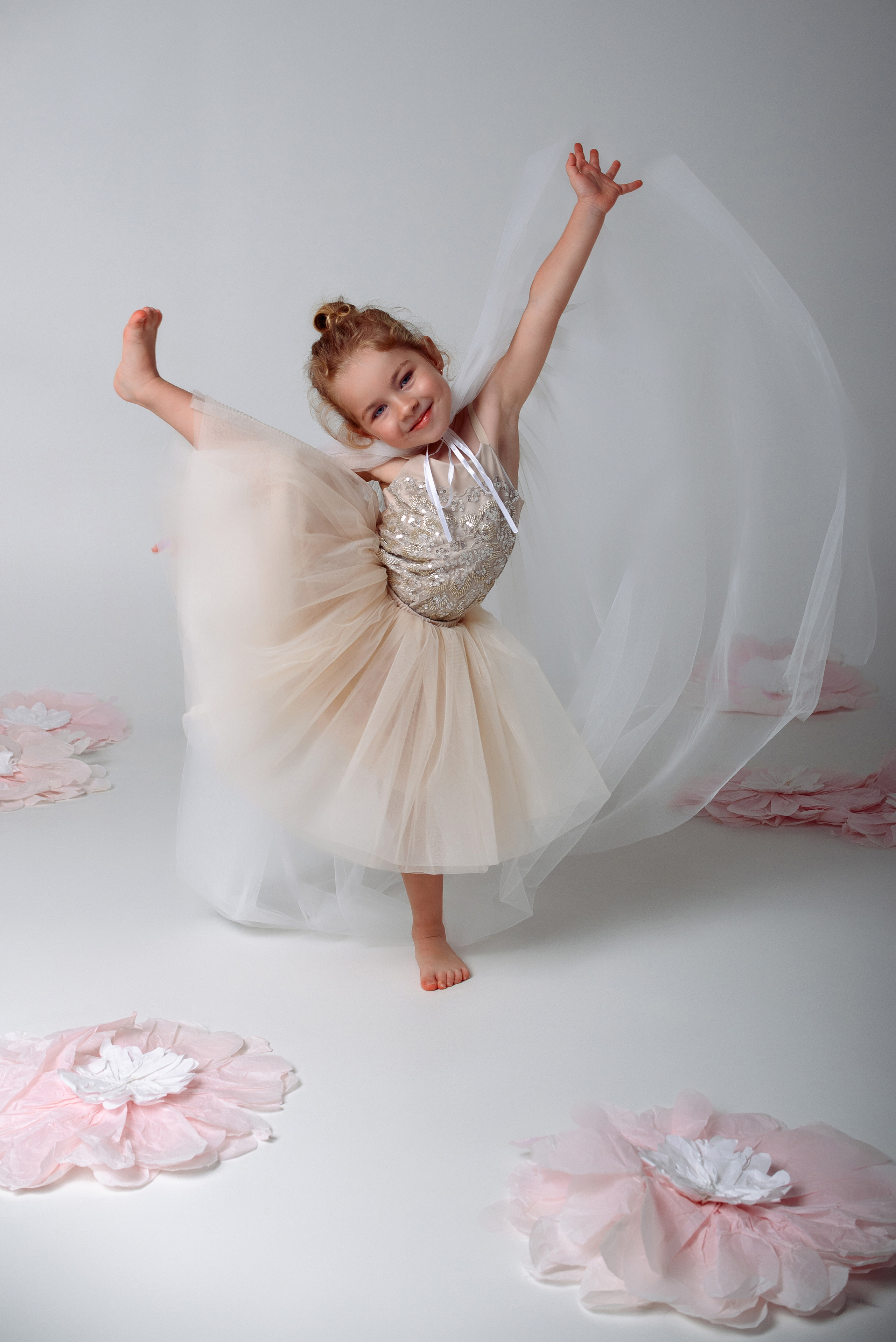 Нежная фотосессия девочки 3 года. Детский студийный фотограф Сочи