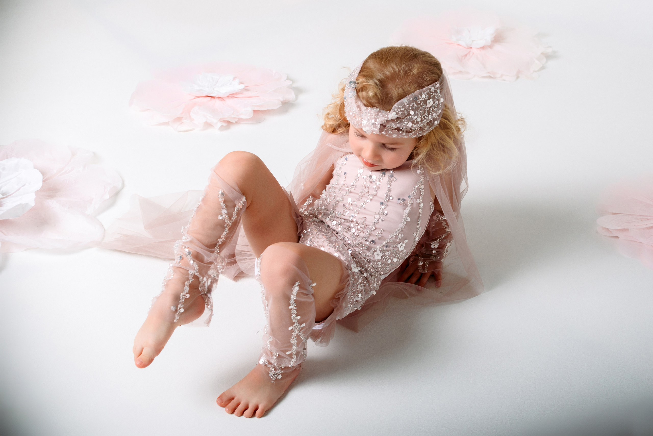 Нежная фотосессия девочки 3 года. Детский студийный фотограф Сочи
