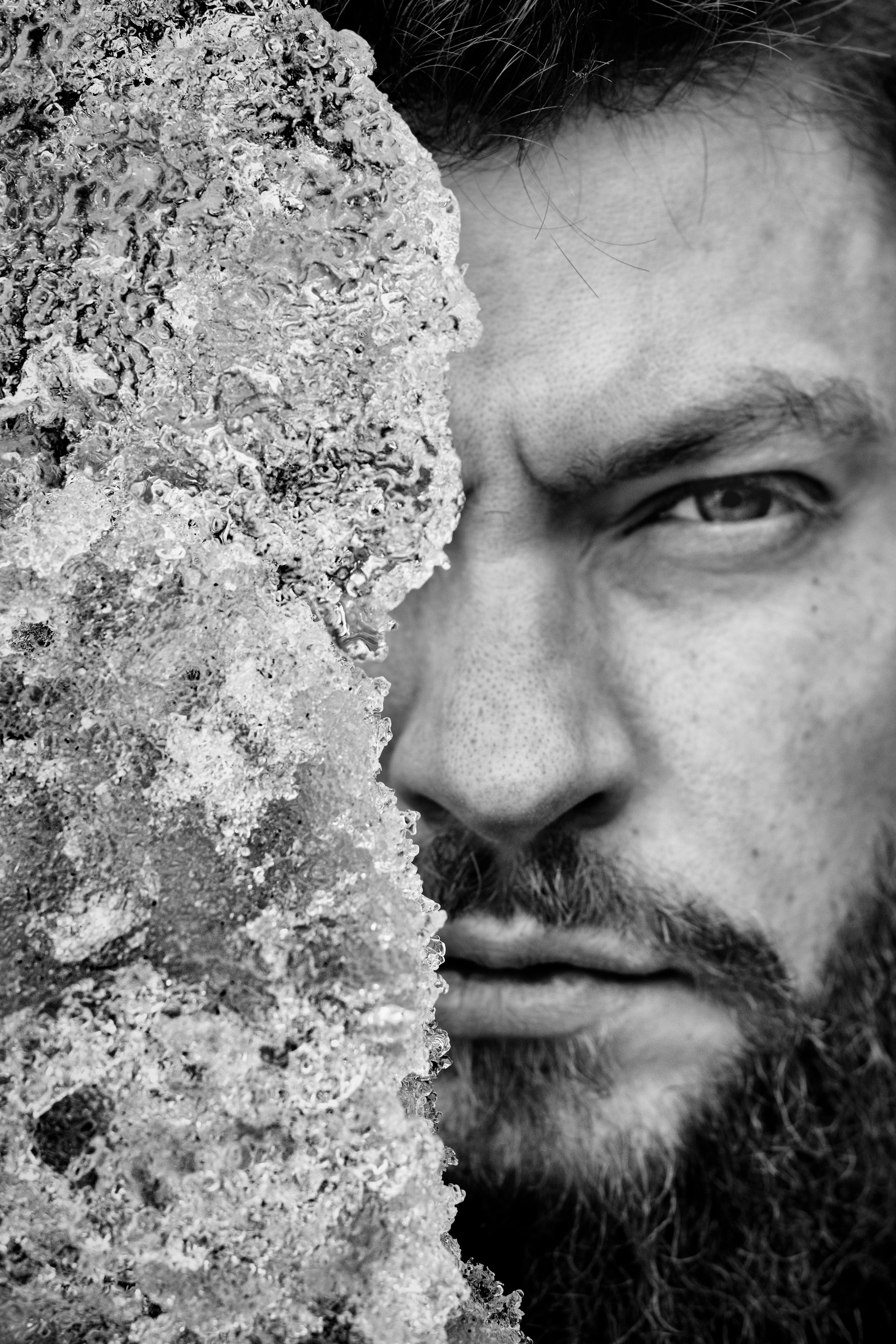 Мужской портрет, мужчина с бородой на природе с льдиной