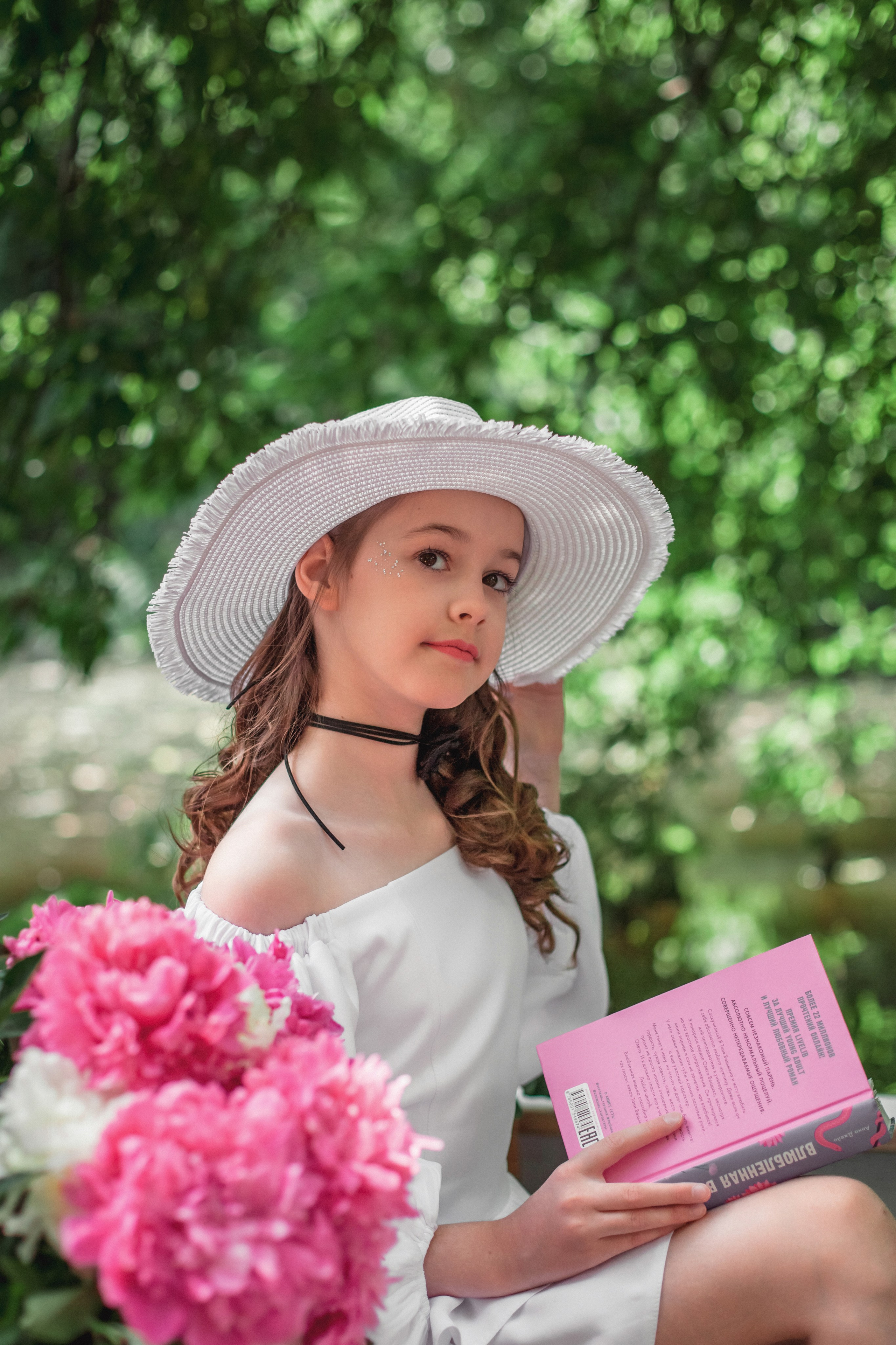 Екатерина и Вика в лодке с пионами. Фотограф в Волгограде Норченко Светлана