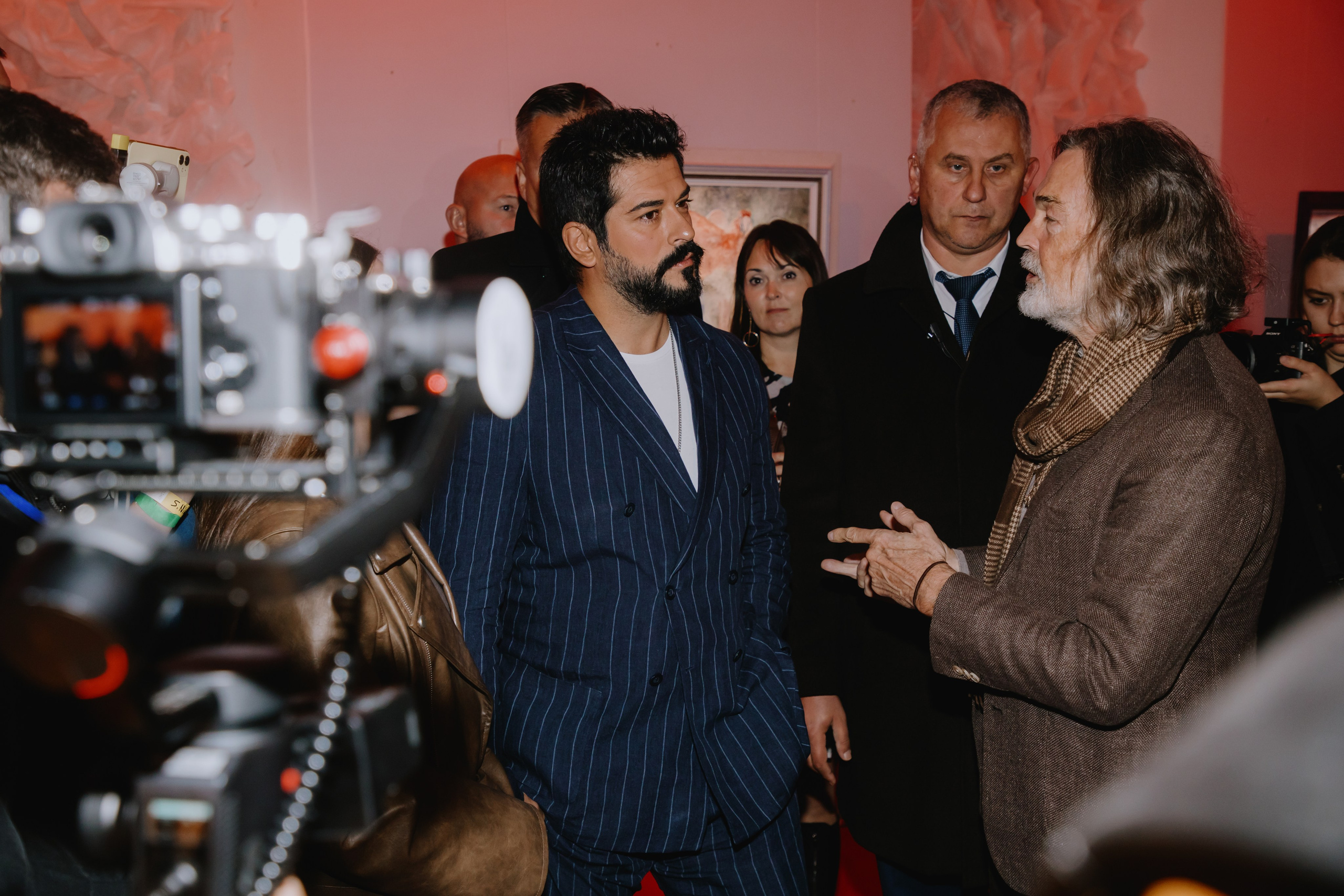 Бурак Озчивит посетил выставку Никаса Сафронова. Фотограф в Москве и Санкт-Петербурге Дарина