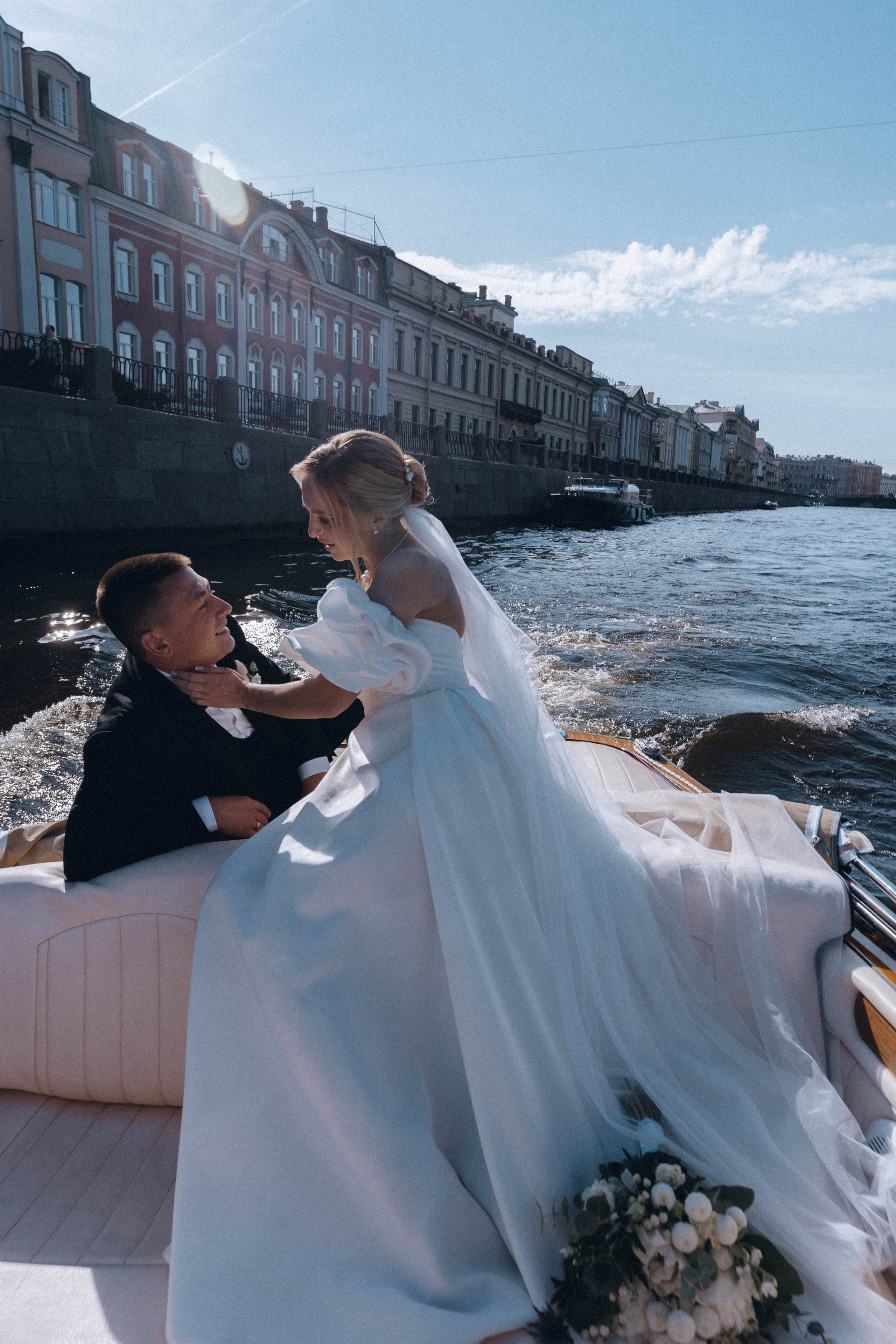 СВАДЕНБНАЯ СЬЕМКА НА КАТЕРЕ ПО КАНАЛАМ САНКТ-ПЕТЕРБУРГА И В АКВАТОРИИ НЕВЫ. Профессиональный фотограф, Санкт-Петербург — Виктория Богомолова