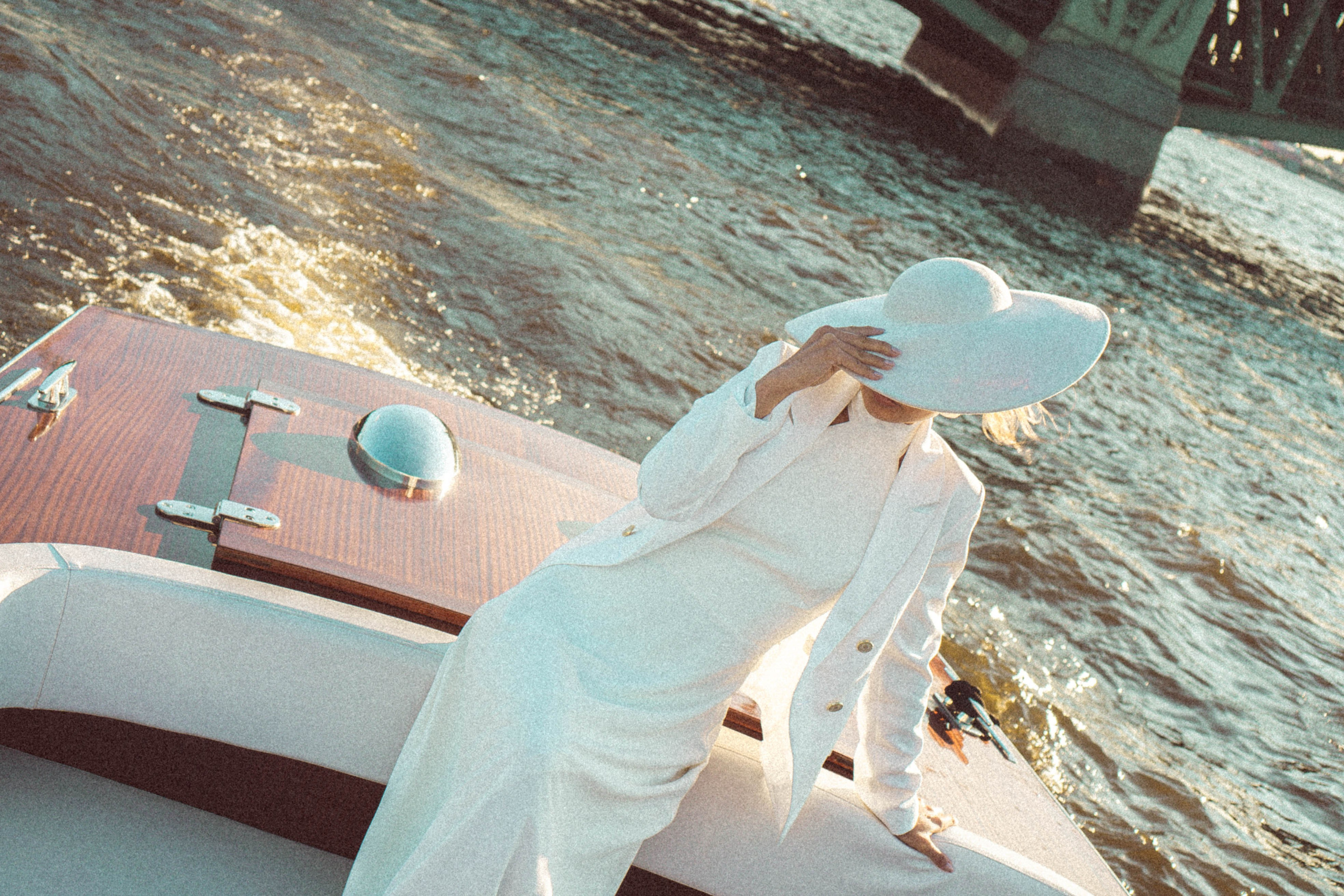 СВАДЕНБНАЯ СЬЕМКА НА КАТЕРЕ ПО КАНАЛАМ САНКТ-ПЕТЕРБУРГА И В АКВАТОРИИ НЕВЫ. Профессиональный фотограф, Санкт-Петербург — Виктория Богомолова