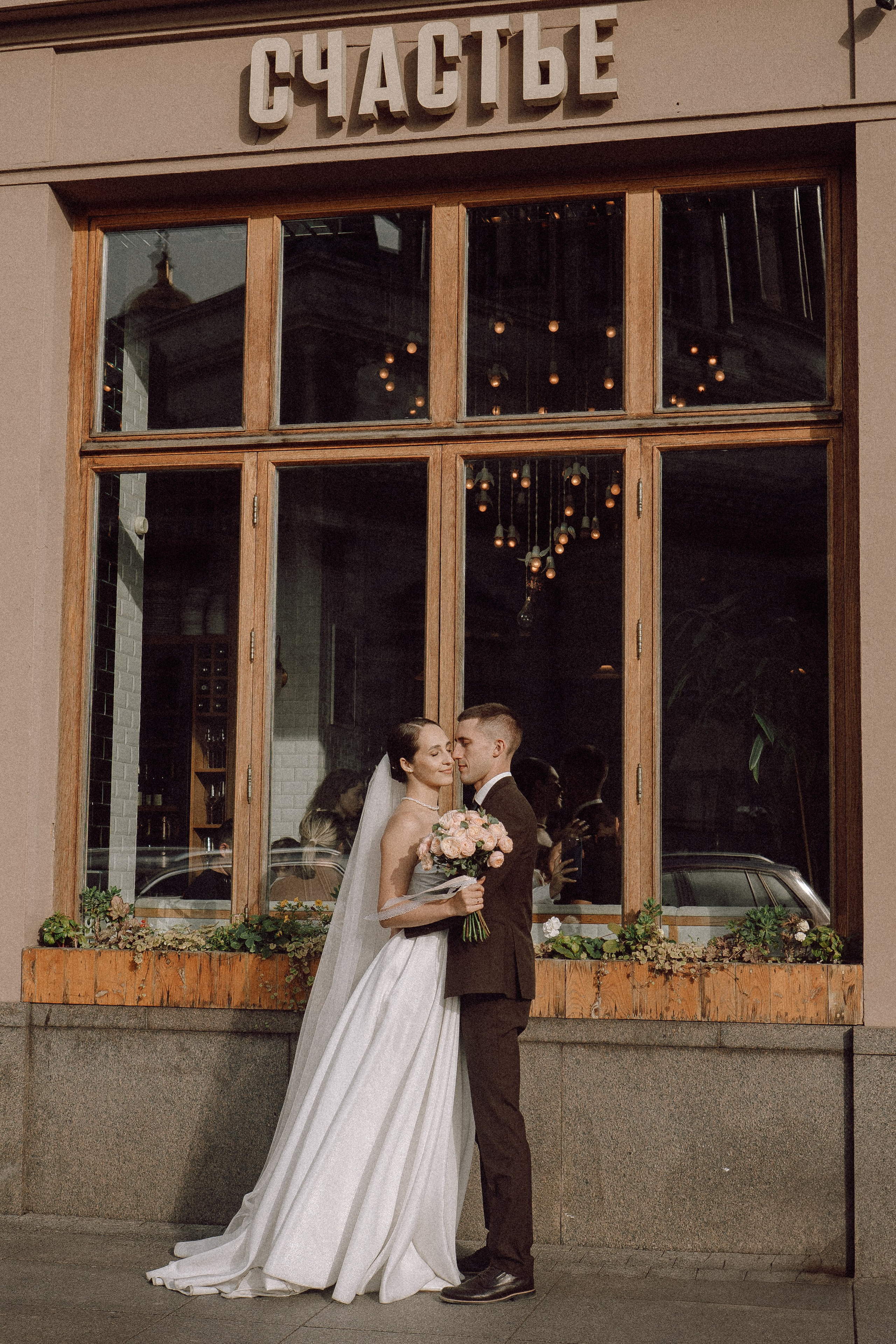 СВАДЕБНАЯ ПРОГУЛКА В САНТК-ПЕТЕРБУРГЕ (ИСАКИЕВСКИЙ СОБОР, ЗИМНЯЯ КАНАВКА, ЭРМИТАЖ И БОЛЬШАЯ МОРСКАЯ УЛИЦА). Профессиональный фотограф, Санкт-Петербург — Виктория Богомолова