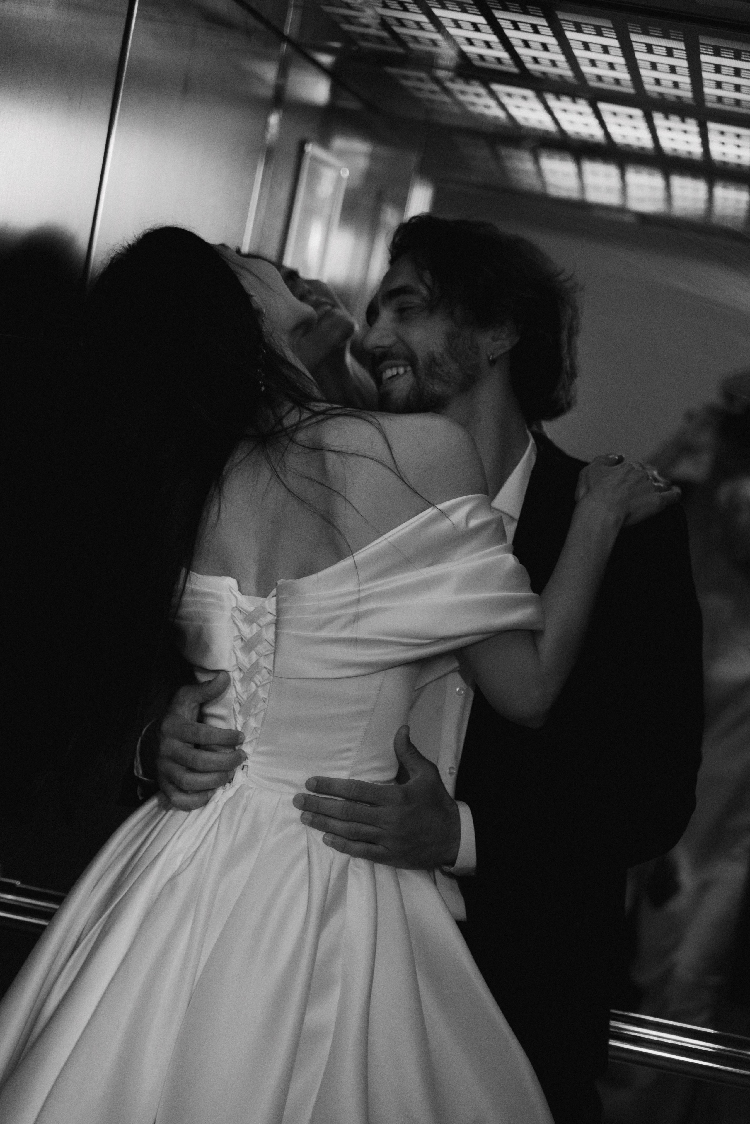 Свадебная фотография в лифте чёрно-белая