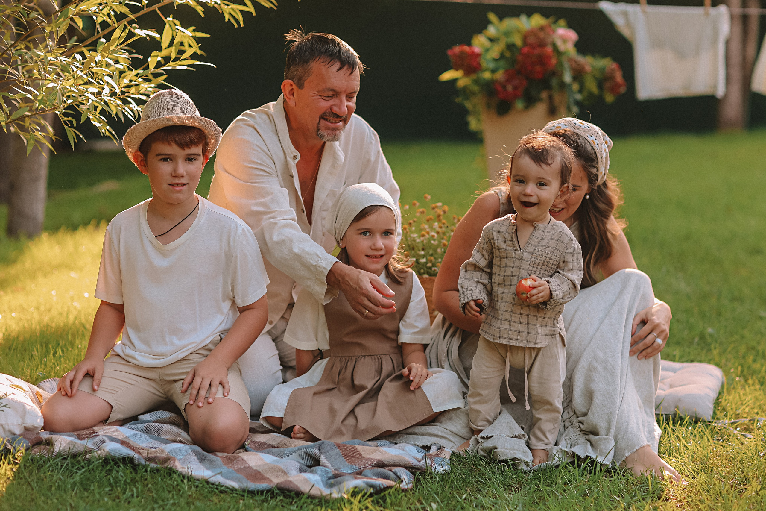 Стирка у дома. Семейный фотограф Тюмень, фотограф на роды Салмина Мария